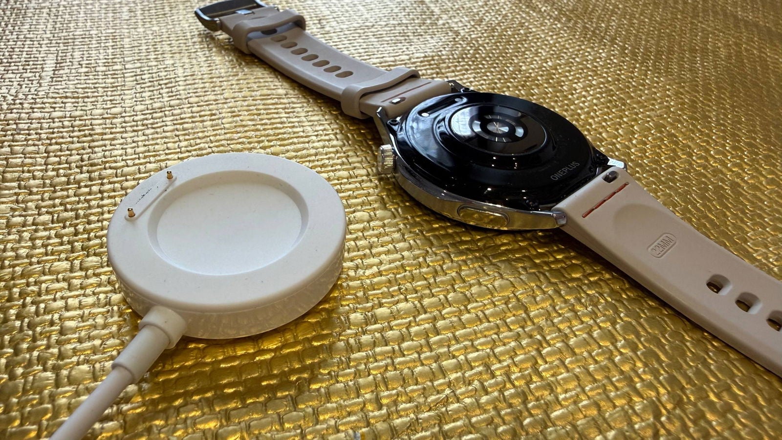 Su autonomía es muy buena. Puedes usarlo una semana sin preocuparte de cargarlo