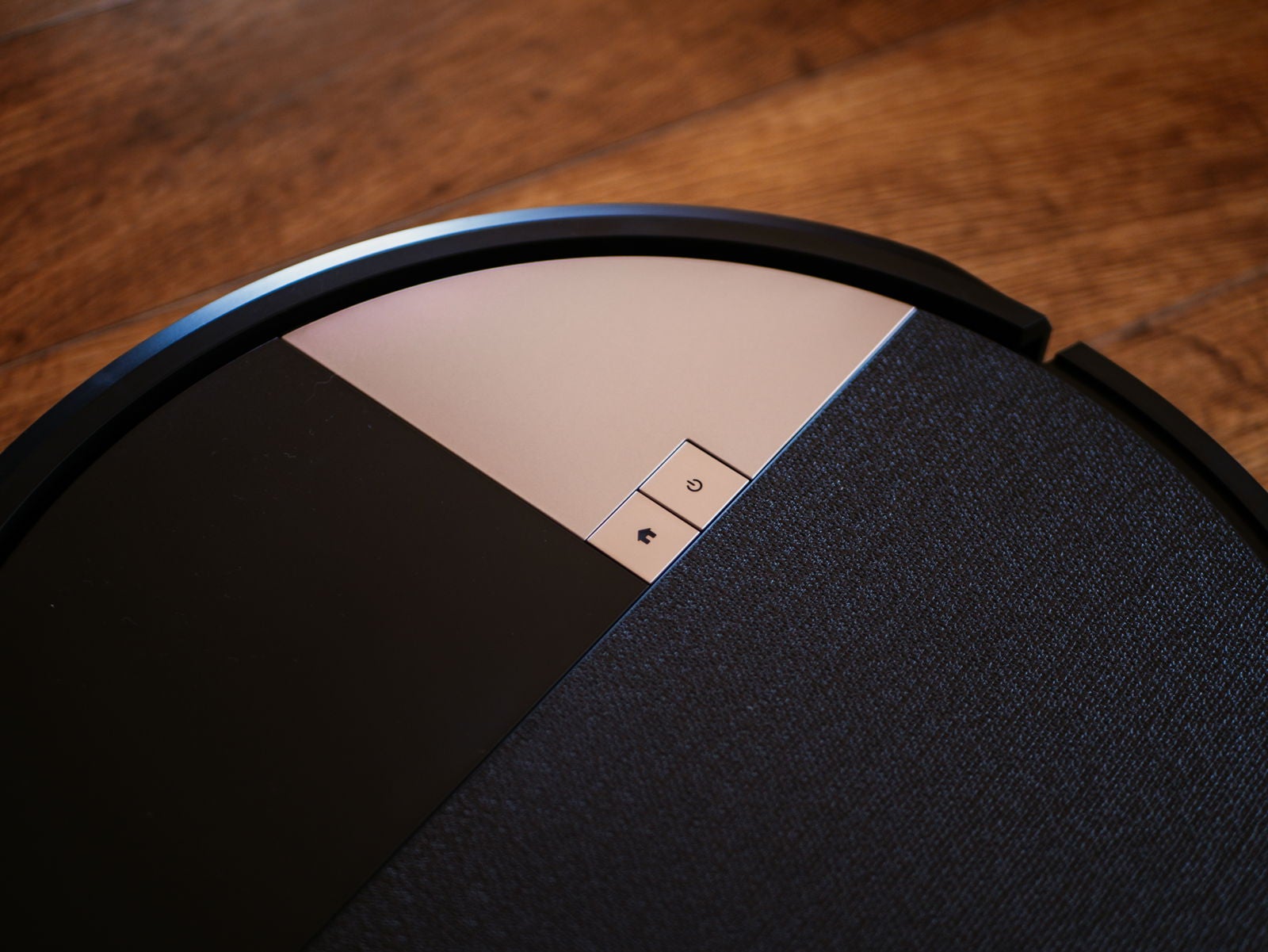 El detalle de los botones, en el interior de un marco de color dorado / Fotografía de Christian Collado