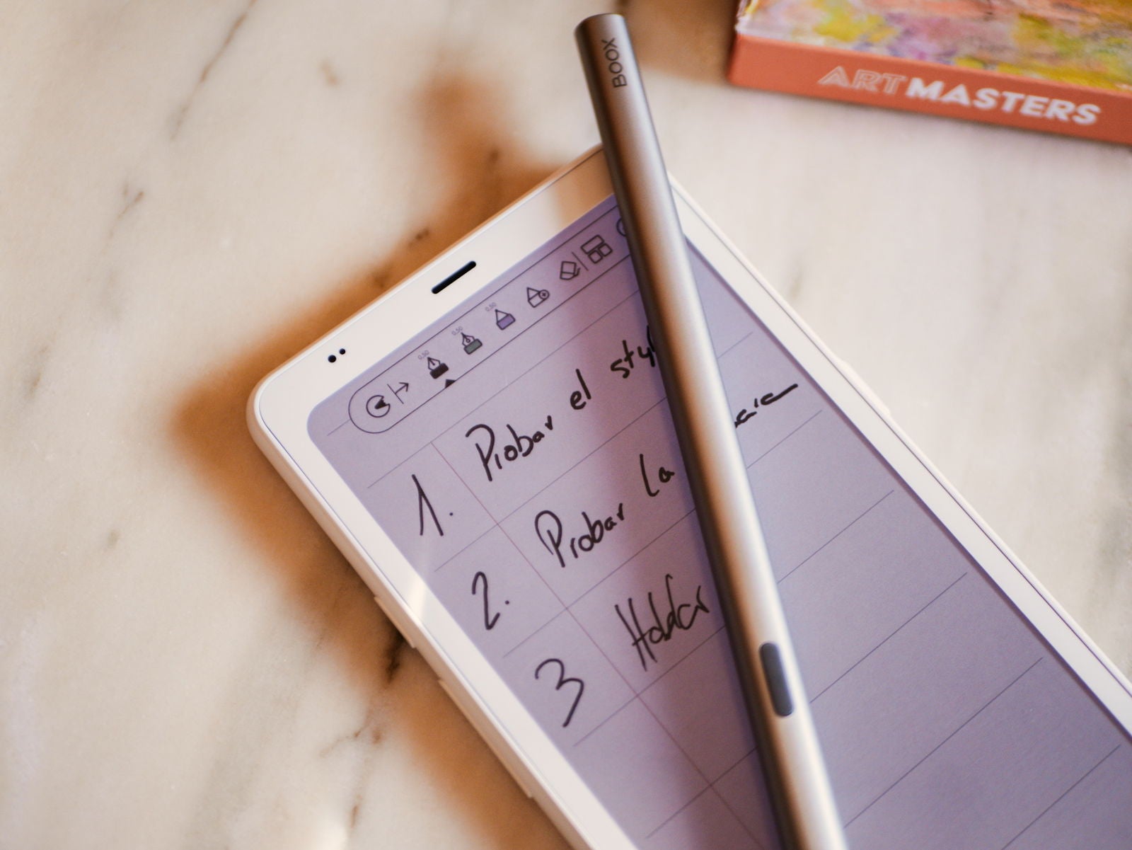 El stylus permite tomar notas o dibujar sobre la pantalla del BOOX Palma 2 Pro / Fotografía de Christian Collado