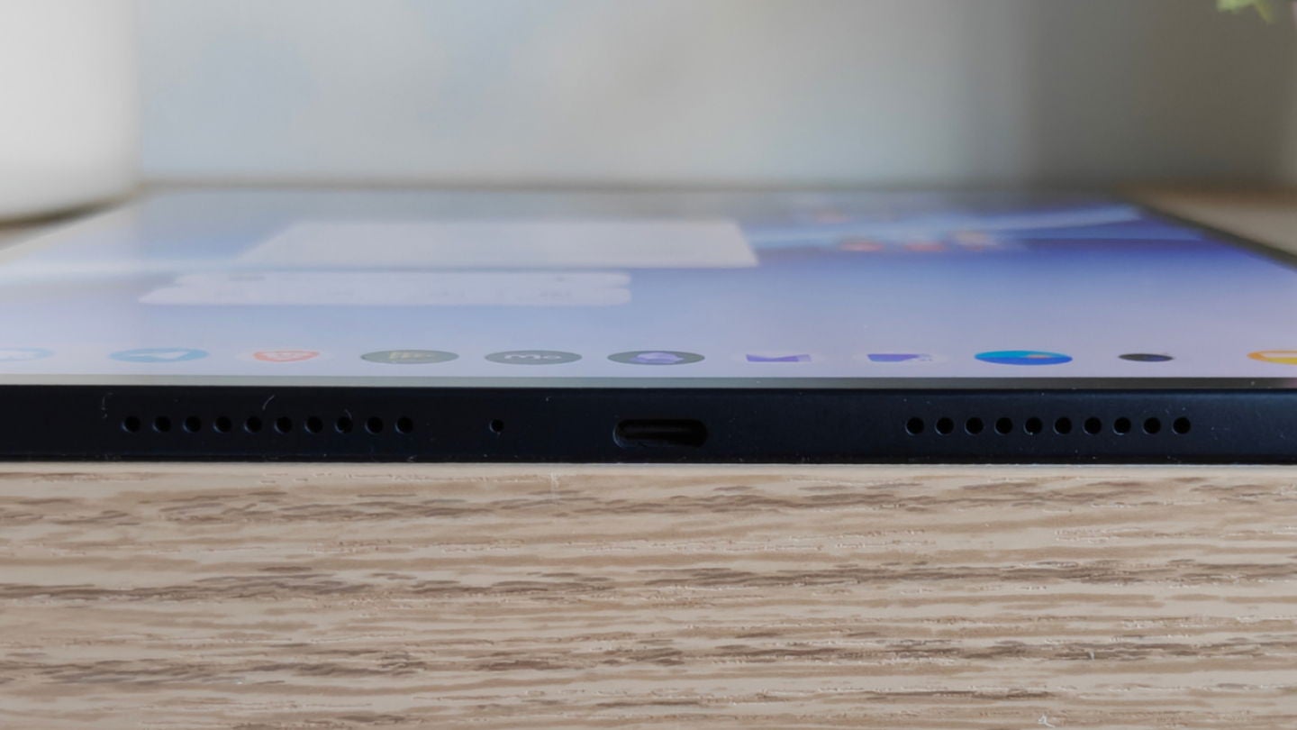 La OnePlus Pad Go 2 cuenta con 4 altavoces estéreos, dos en la parte superior y otros 2 en la inferior / Fotografía: David Freire