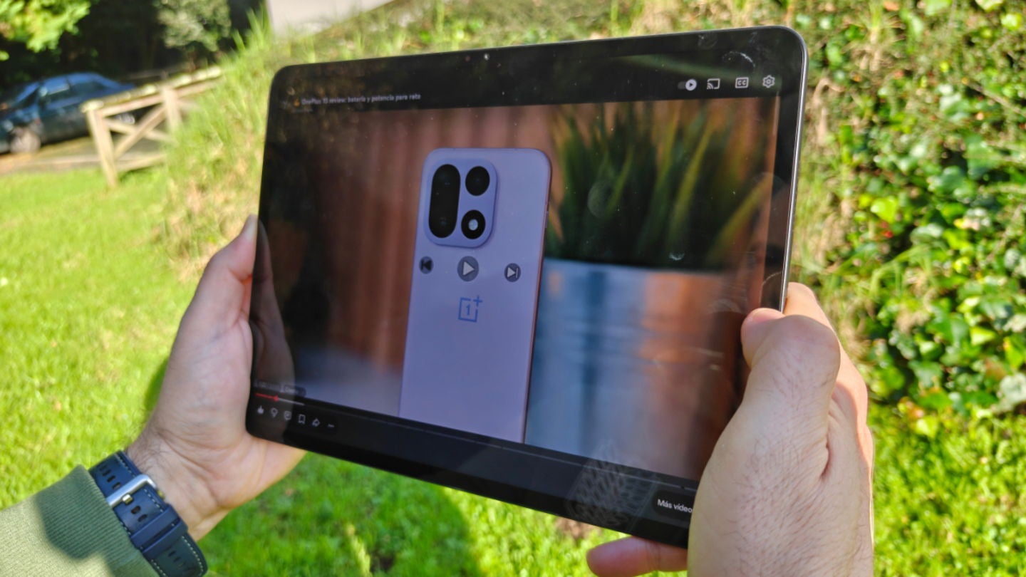 La pantalla de 12,1 pulgadas de la OnePlus Pad Go 2 se ve perfectamente al sol / Fotografía: David Freire