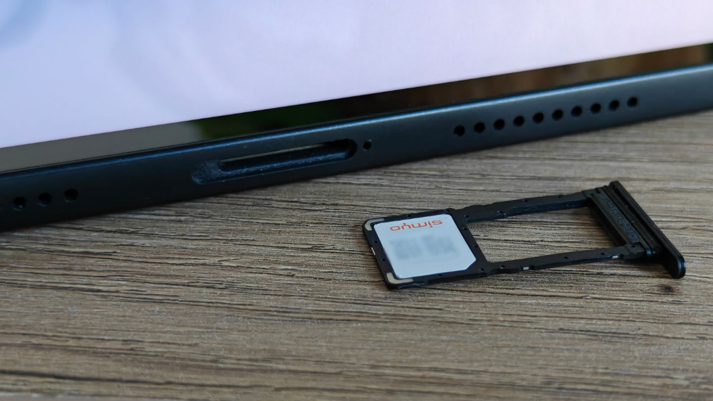 La variante de 256 GB de la OnePlus Pad Go 2 tiene una ranura para tarjetas nano SIM / Fotografía: David Freire