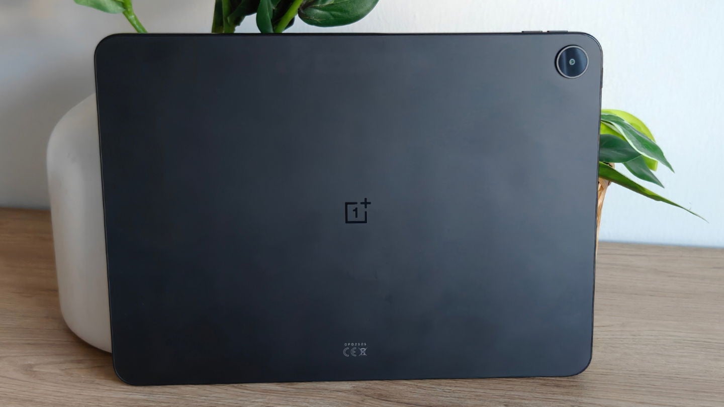 La parte trasera de la OnePlus Pad Go 2 en su acabado 'Shadow Black' / Fotografía: David Freire