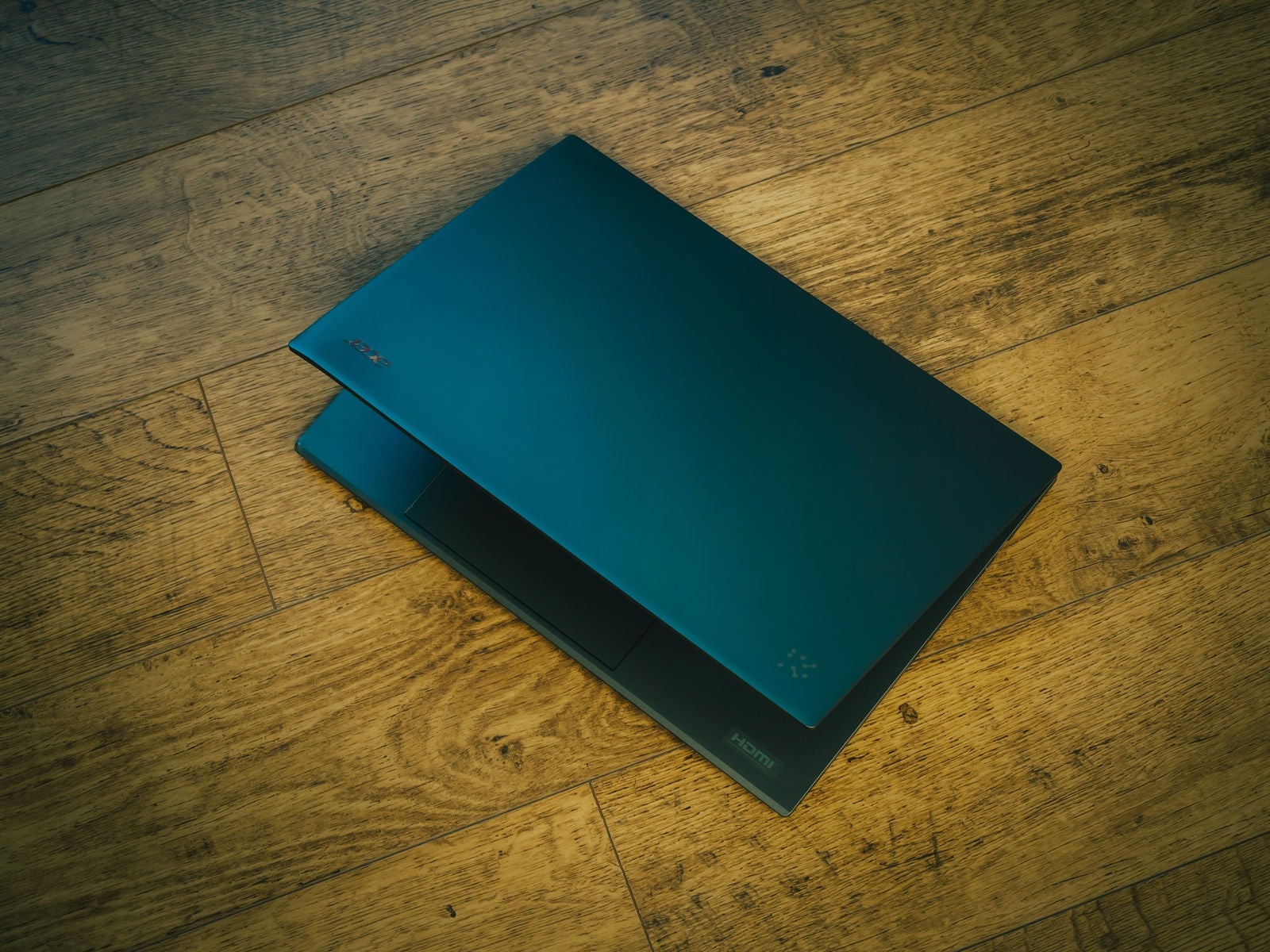 La parte trasera del Acer Aspire 16 AI, construida en plástico con acabado mate / Fotografía de Christian Collado