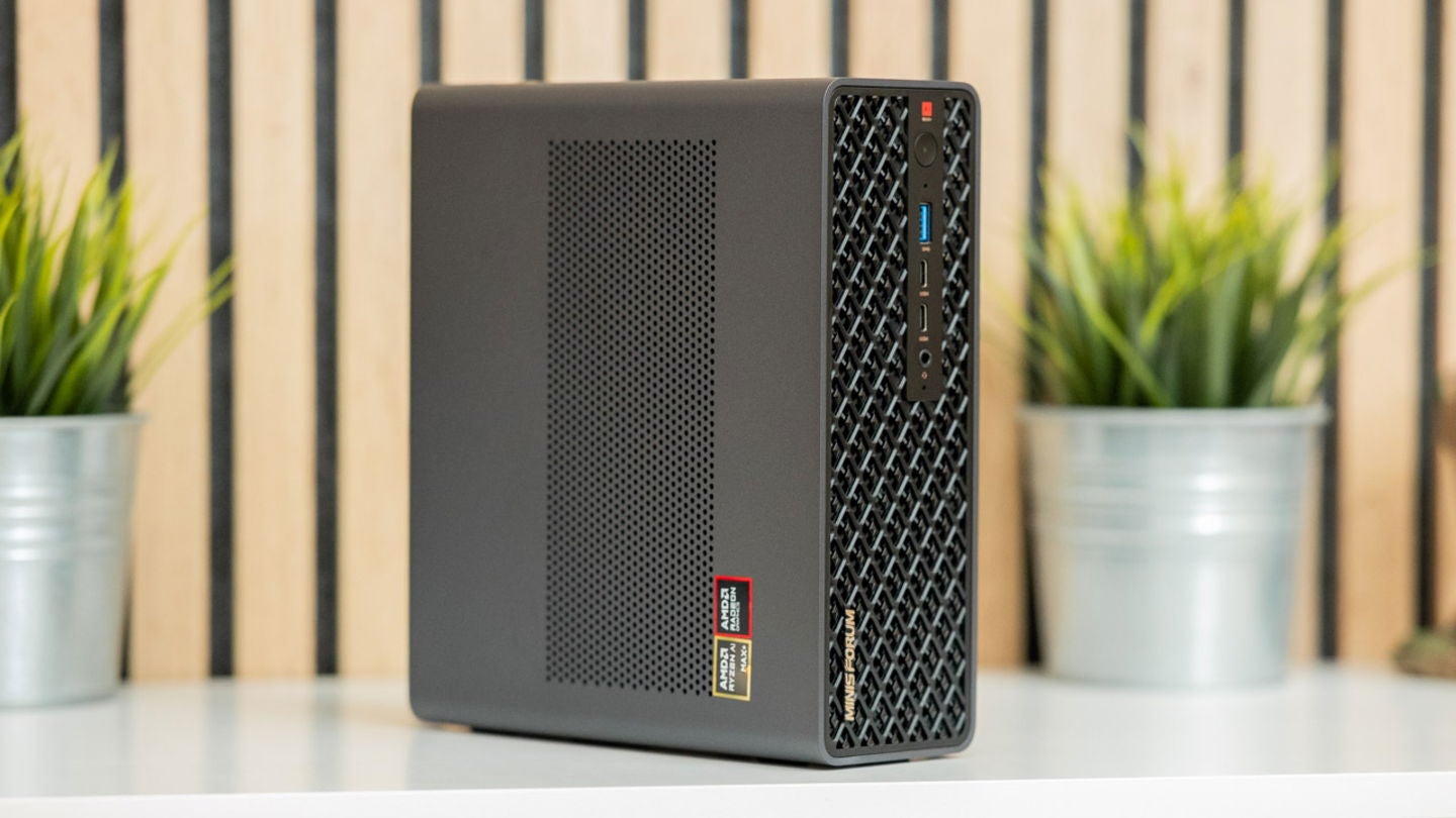 El Minisforum MS-S1 Max se puede colocar tanto en formato vertical como horizontal