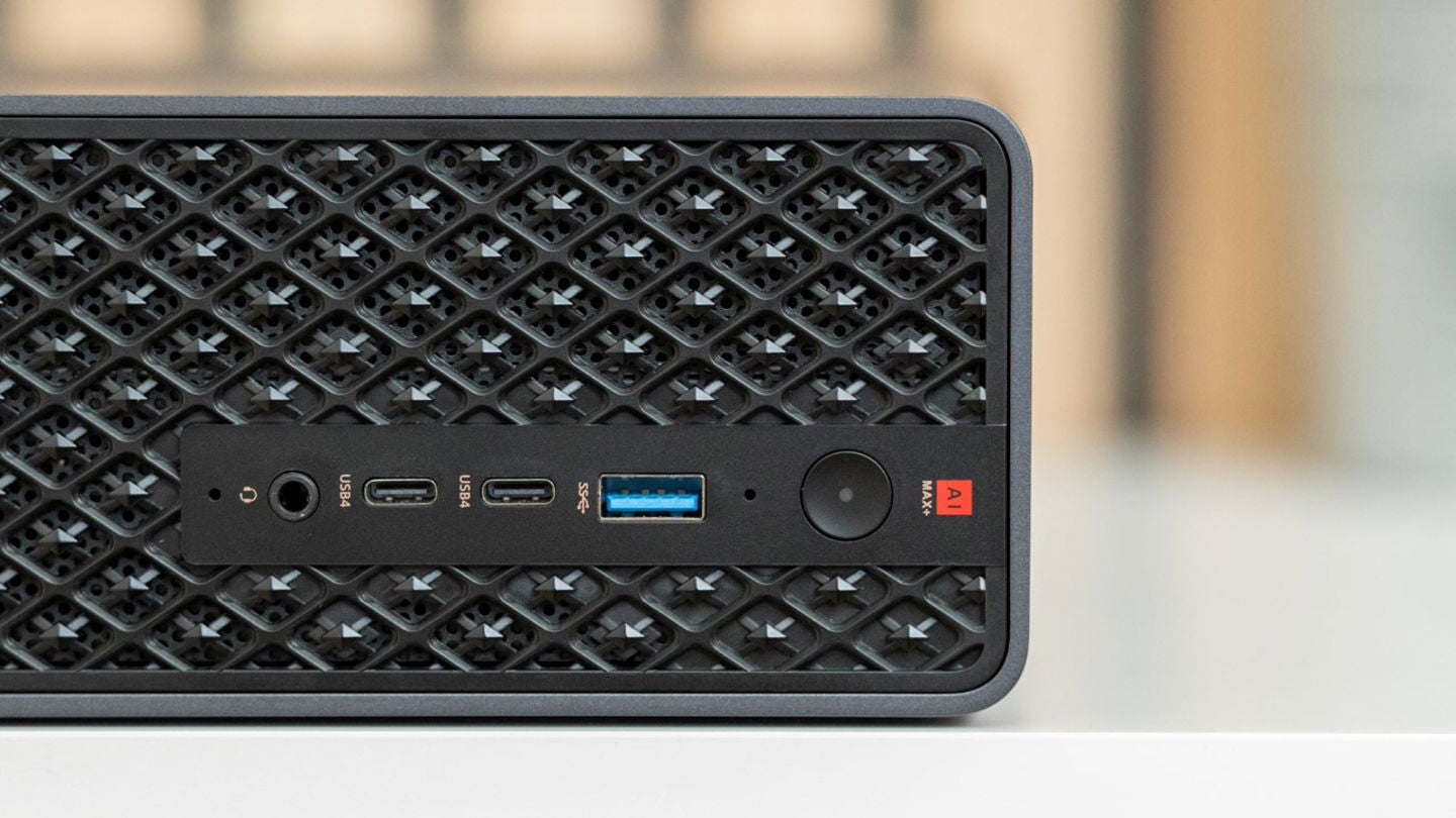 Primer plano de los detalles del Minisforum MS-S1 Max