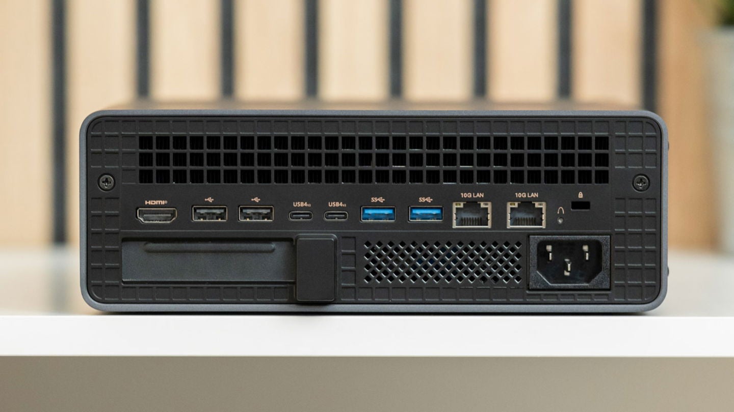 Los puertos presentes en la parte trasera del Minisforum MS-S1 Max