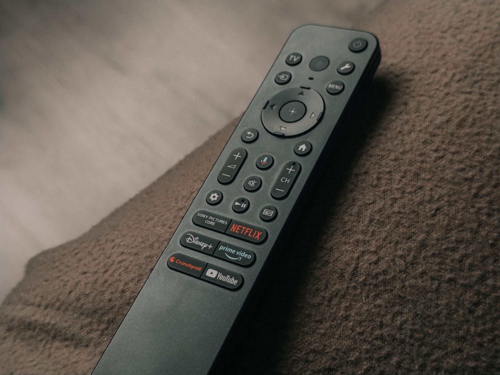 El mando tiene un estilo azulado que le sienta bastante bien / Fotografía de Esteban García Marcos