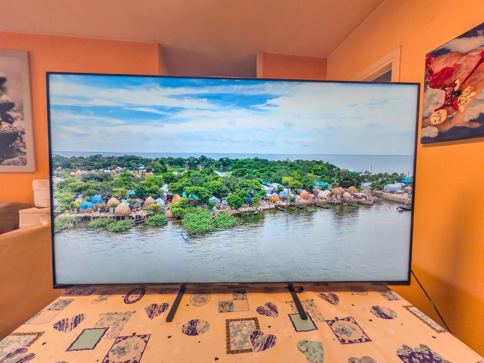 Era necesario poner el mítico vídeo de YouTube "Landscape 288K Ultramegahd" para poder valorar profundamente qué tal se ve / Fotografía de Esteban García Marcos