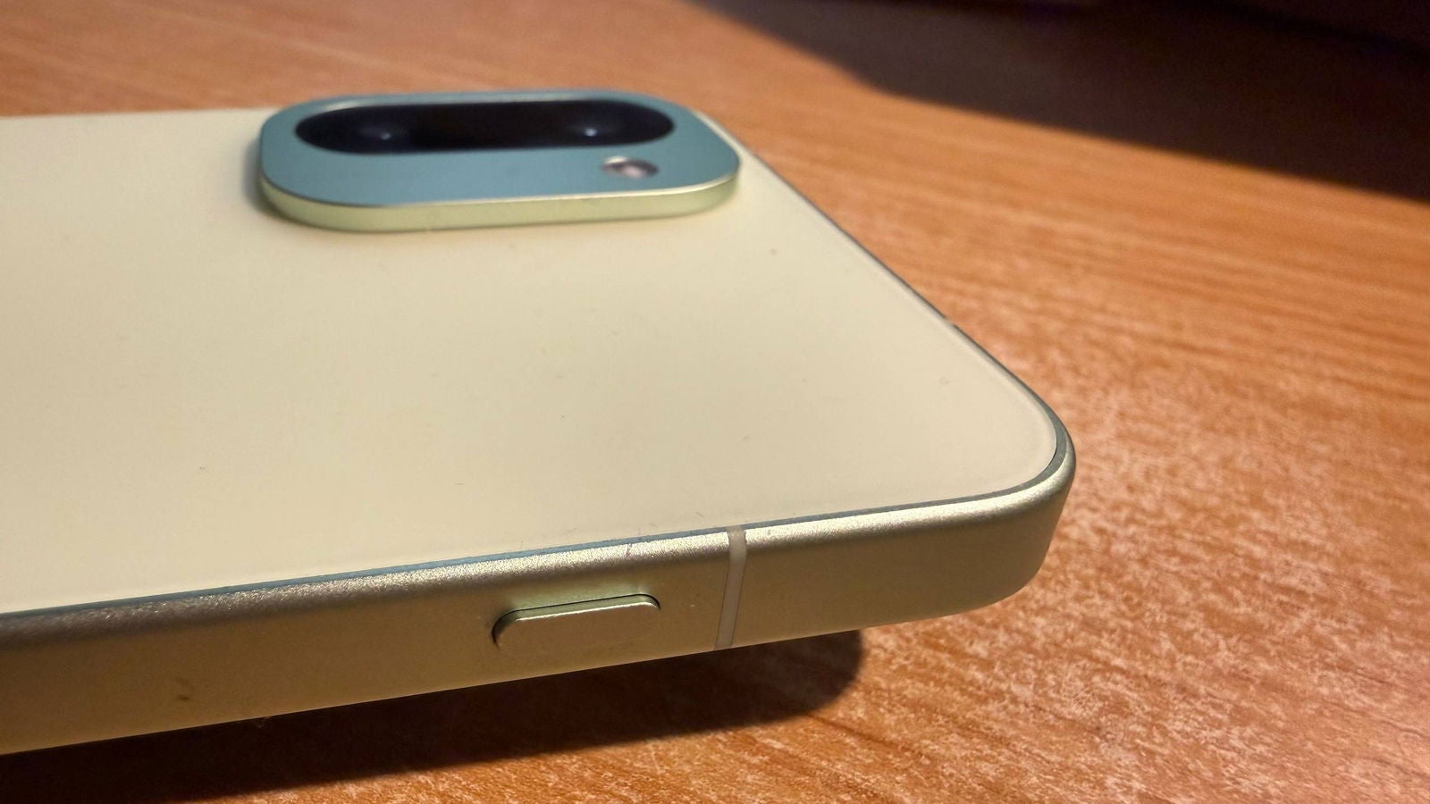 El botón de acción puede invocar a la IA, pero también la linterna o cámara. Depende del usuario