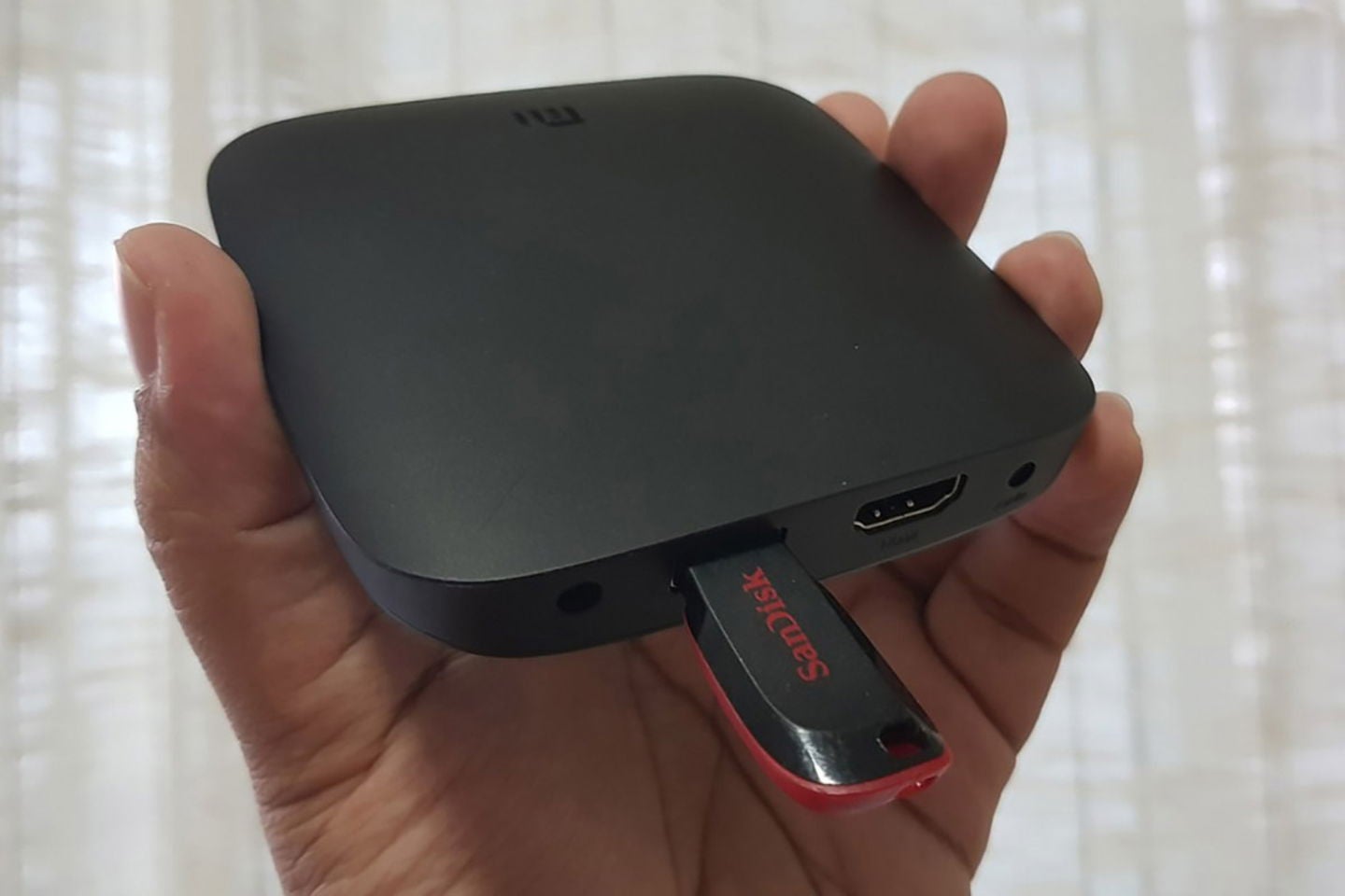 Si tu TV o reproductor cuenta con un puerto USB, puedes instalar apps en formato APK desde allí