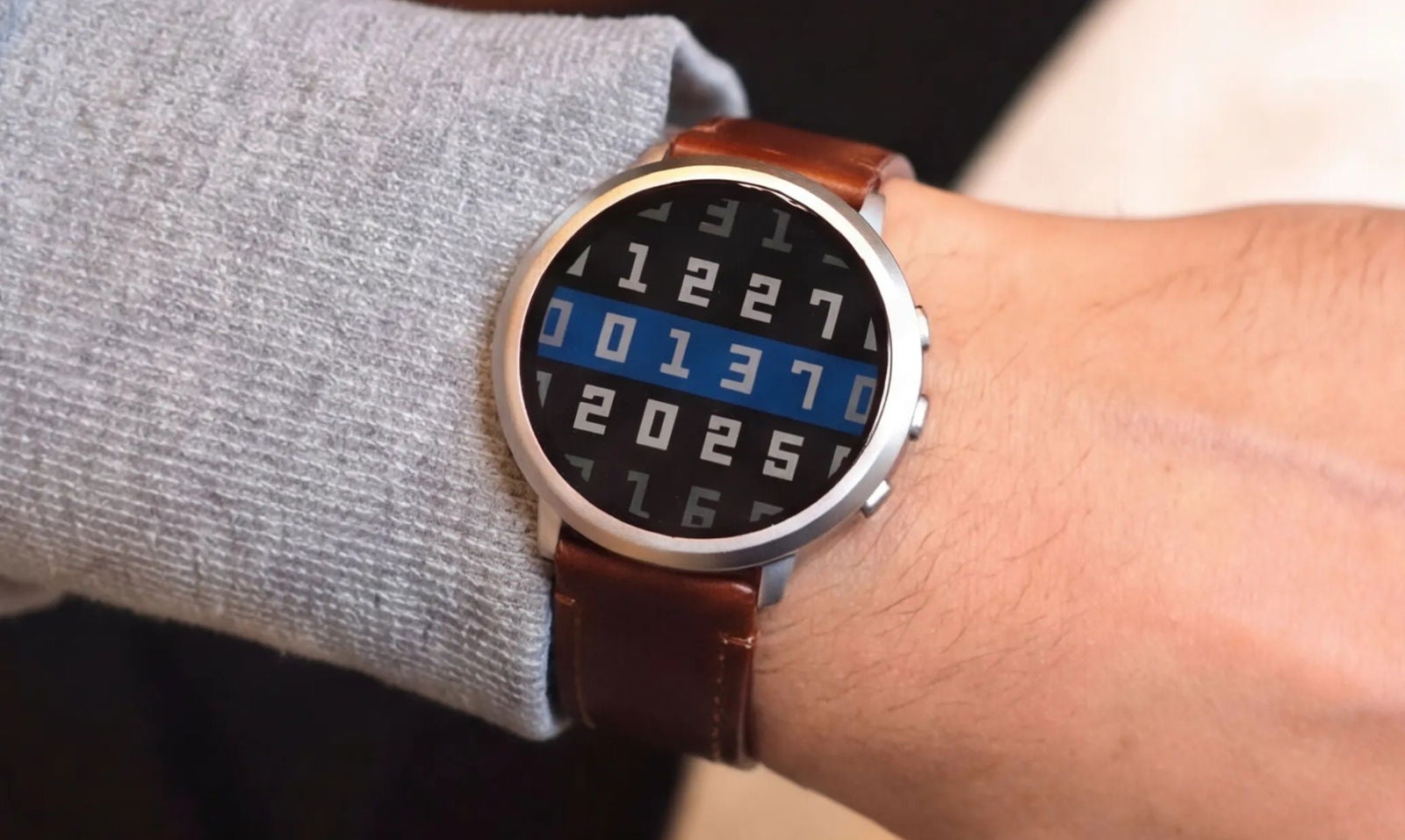 El reloj tiene pantalla de tinta electrónica y caja de acero inoxidable