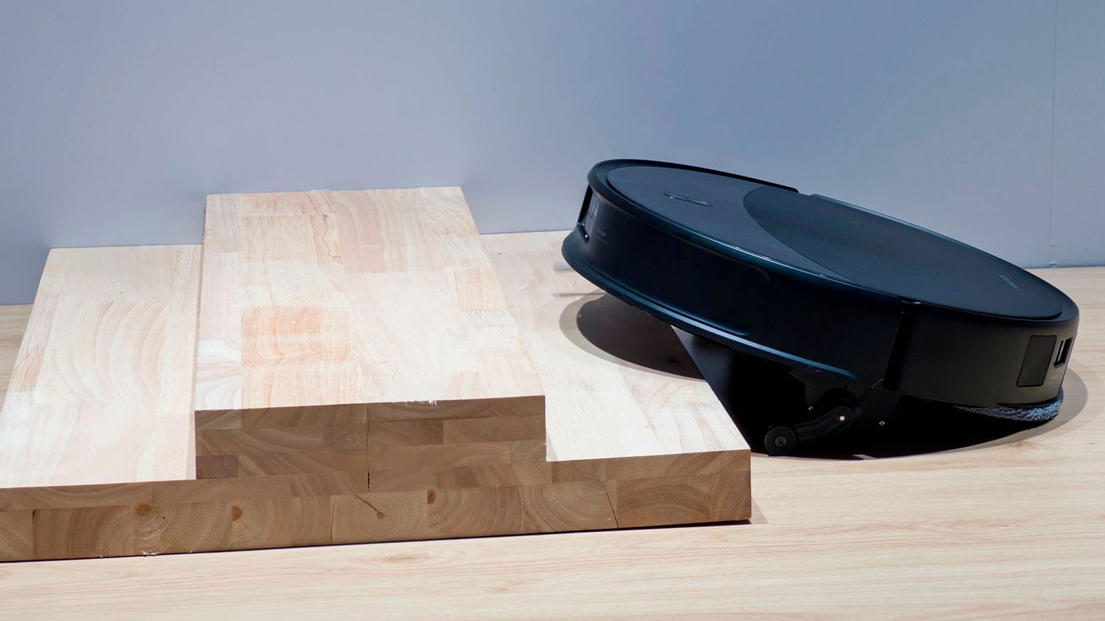 El Roborock Saros 20 subiendo escalones en el CES 2026 | Fotografía de Esteban García