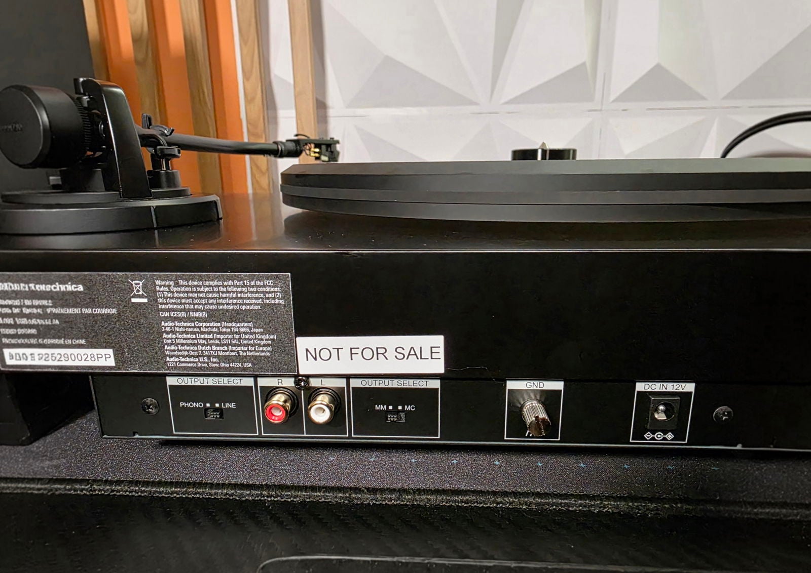 Detalle de la parte trasera y los conectores del Audio-Technica AT-LP7X | Imagen: Sergio Agudo