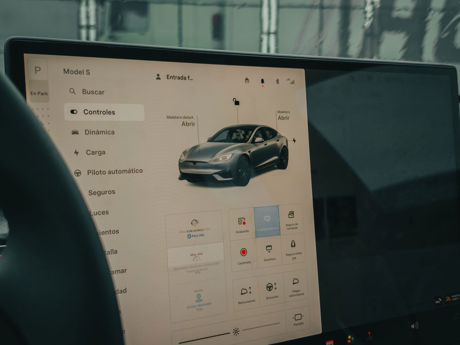 Los ajustes del coche en la pantalla central del Tesla Model S Plaid / Fotografía de Christian Collado