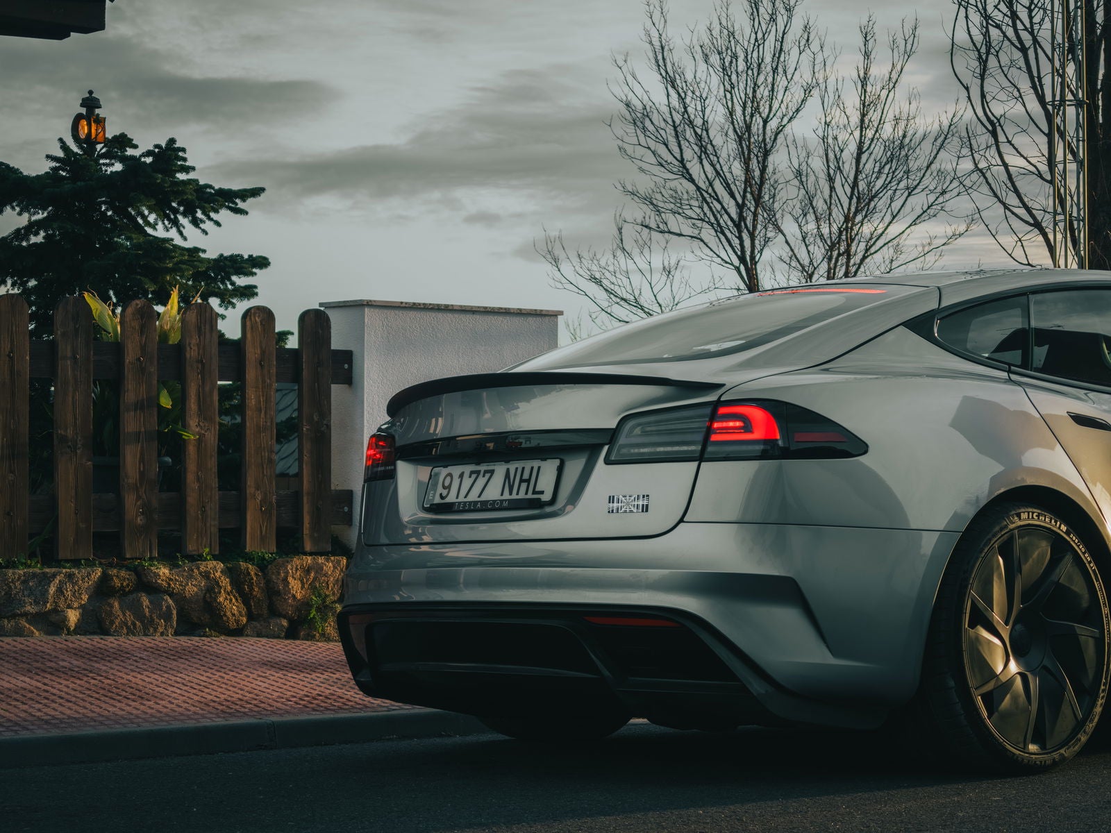 El logo de "Plaid" te asegura que estás a punto de vivir una experiencia única en cuanto te subas al coche / Fotografía de Christian Collado