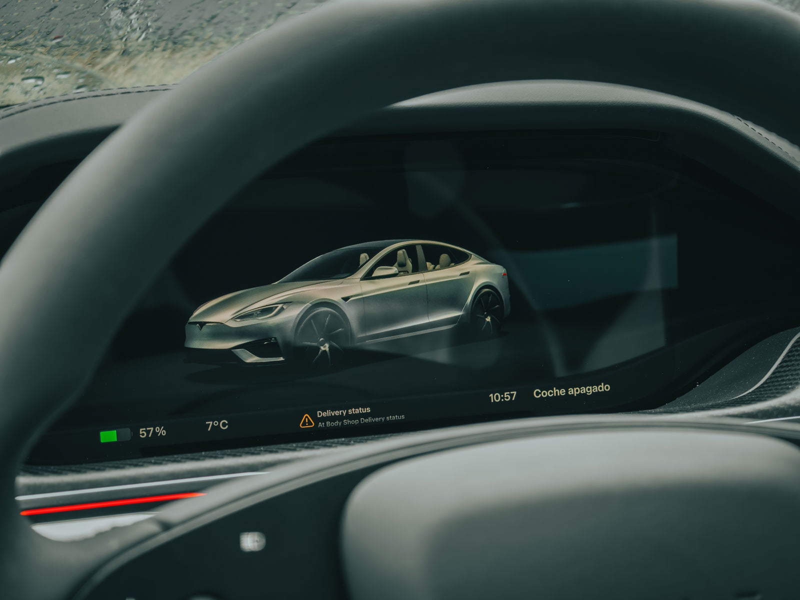 Pantalla tras el volante del Tesla Model S PLaid 2026 / Fotografía de Christian Collado
