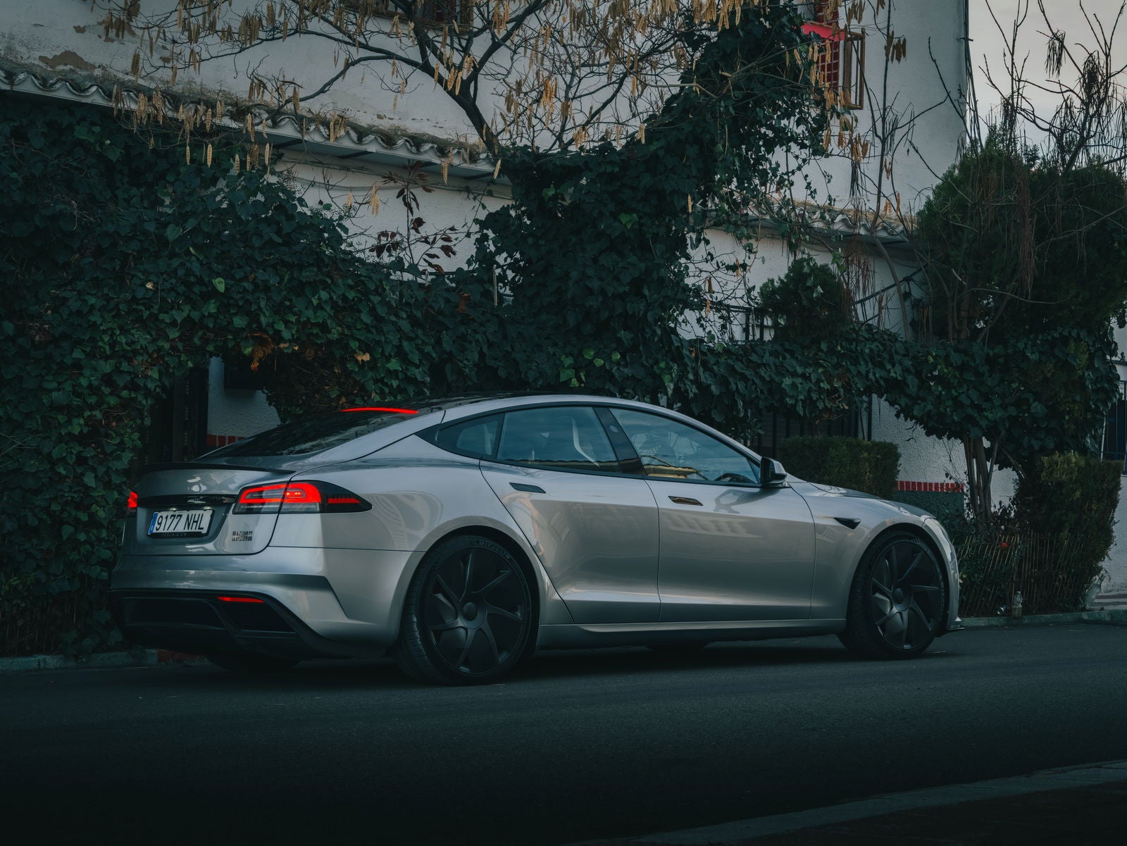 Vista lateral del Tesla Model S Plaid en color plata / Fotografía de Christian Collado