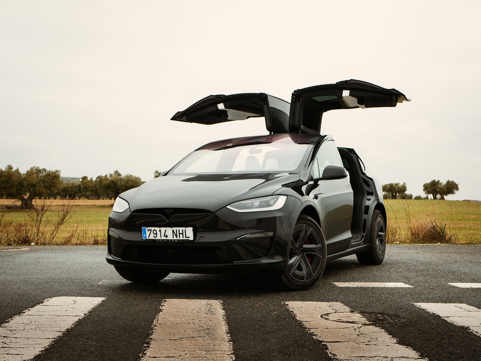 El Tesla Model X Plaid con las puertas "Falcon Wings" abiertas / Fotografía de Christian Collado