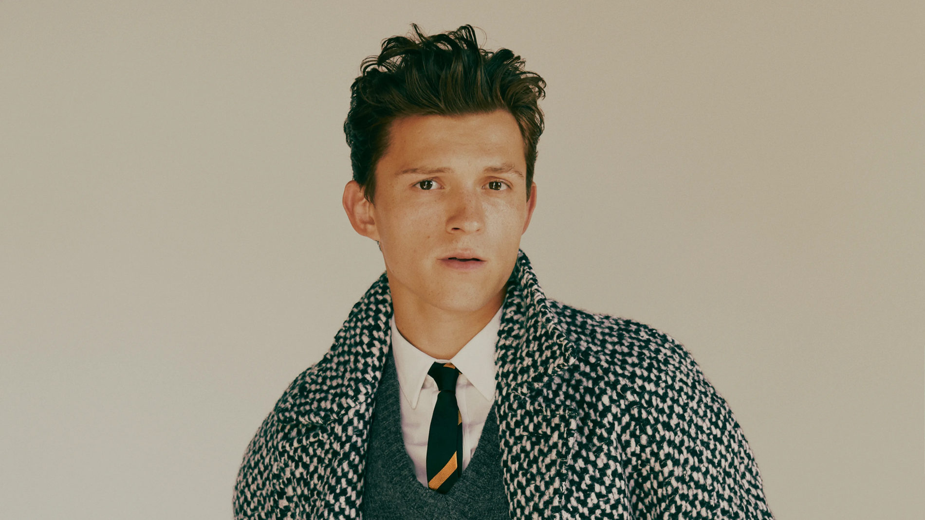 Tom Holland posando