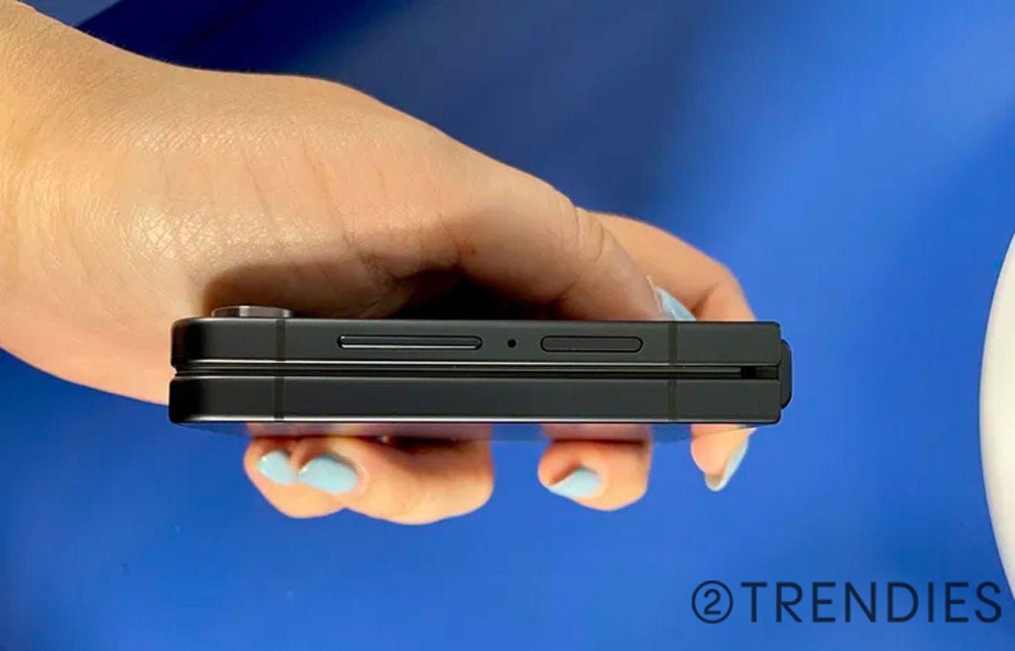 El Samsung Galaxy Z Flip7 FE presume de un diseño plegable ultradelgado y estilizado / Fotografía por Rubén Ulloa