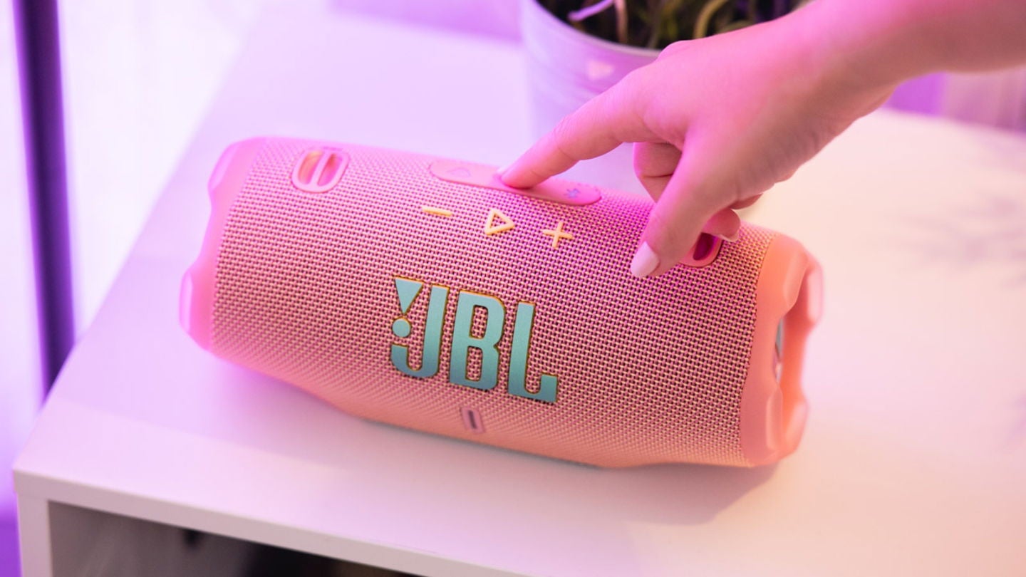 JBL Charge 6 en rosa: sonido potente y controles accesibles para llevar la música contigo. | Fotografía: Elisa Piñón
