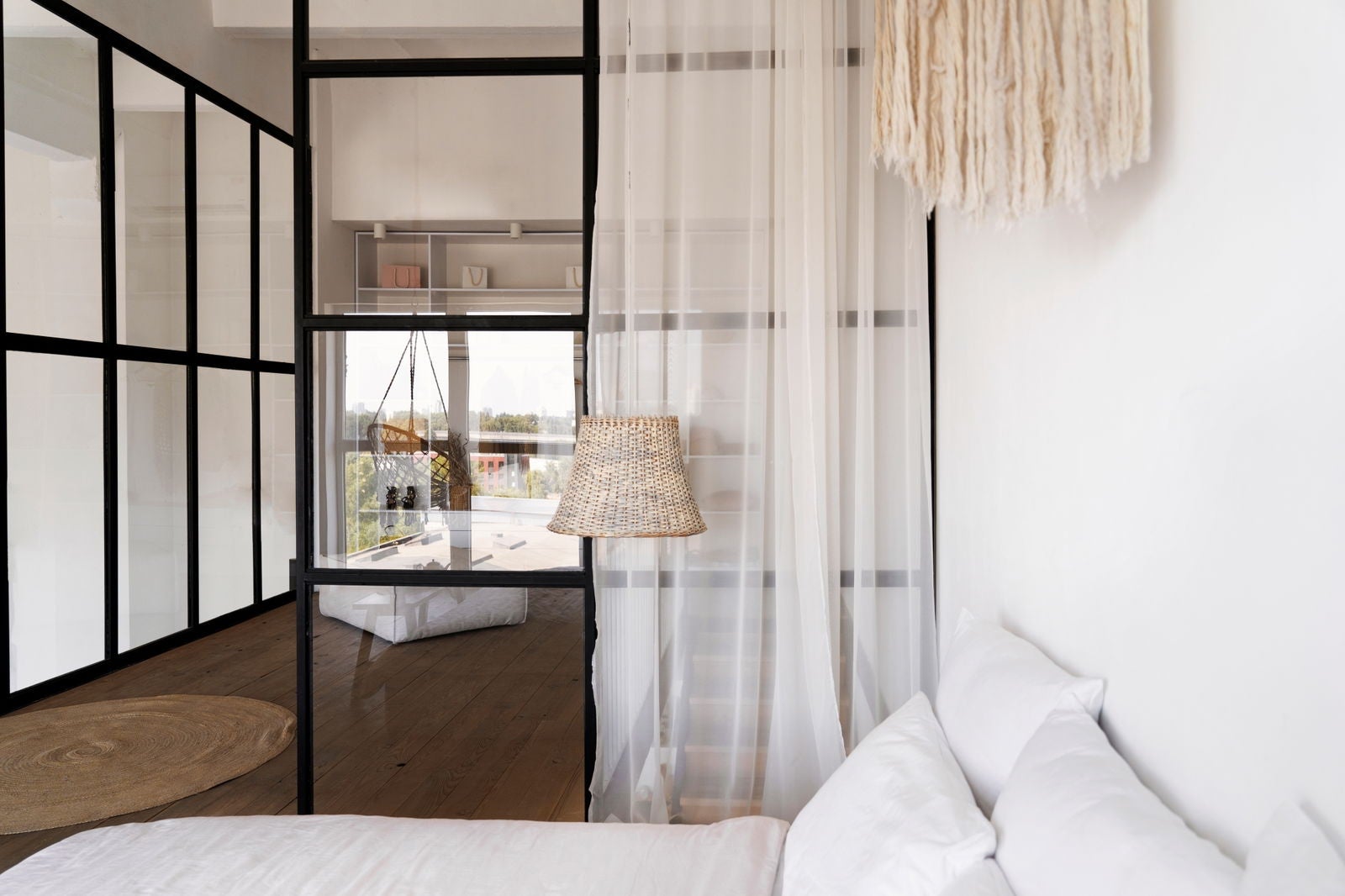 Vía Freepik | Cortinas ligeras para dar intimidad pero dejar pasar la luz