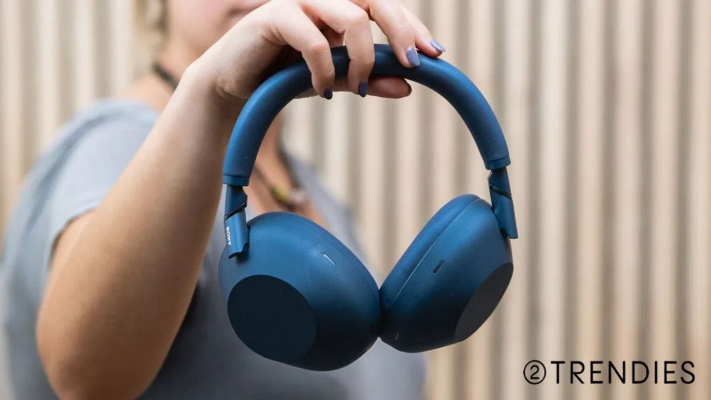 Auriculares Sony WH-1000XM6 en azul, con cancelación de ruido y sonido de alta fidelidad | Fotografía: Elisa Piñón