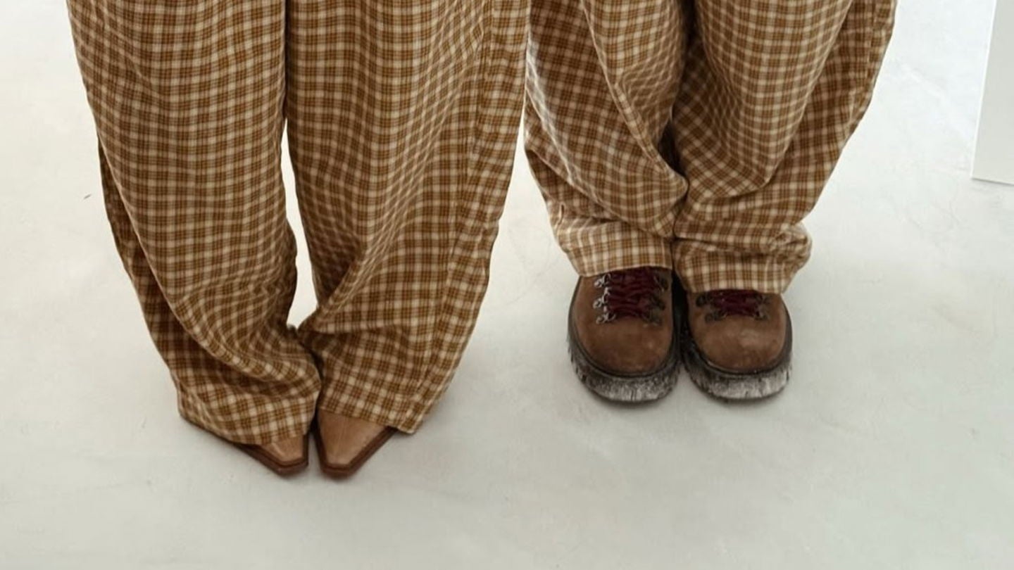 Pantalón de cuadros de Zara con botas cowboy y zapatos trekking | Instagram @dulceida