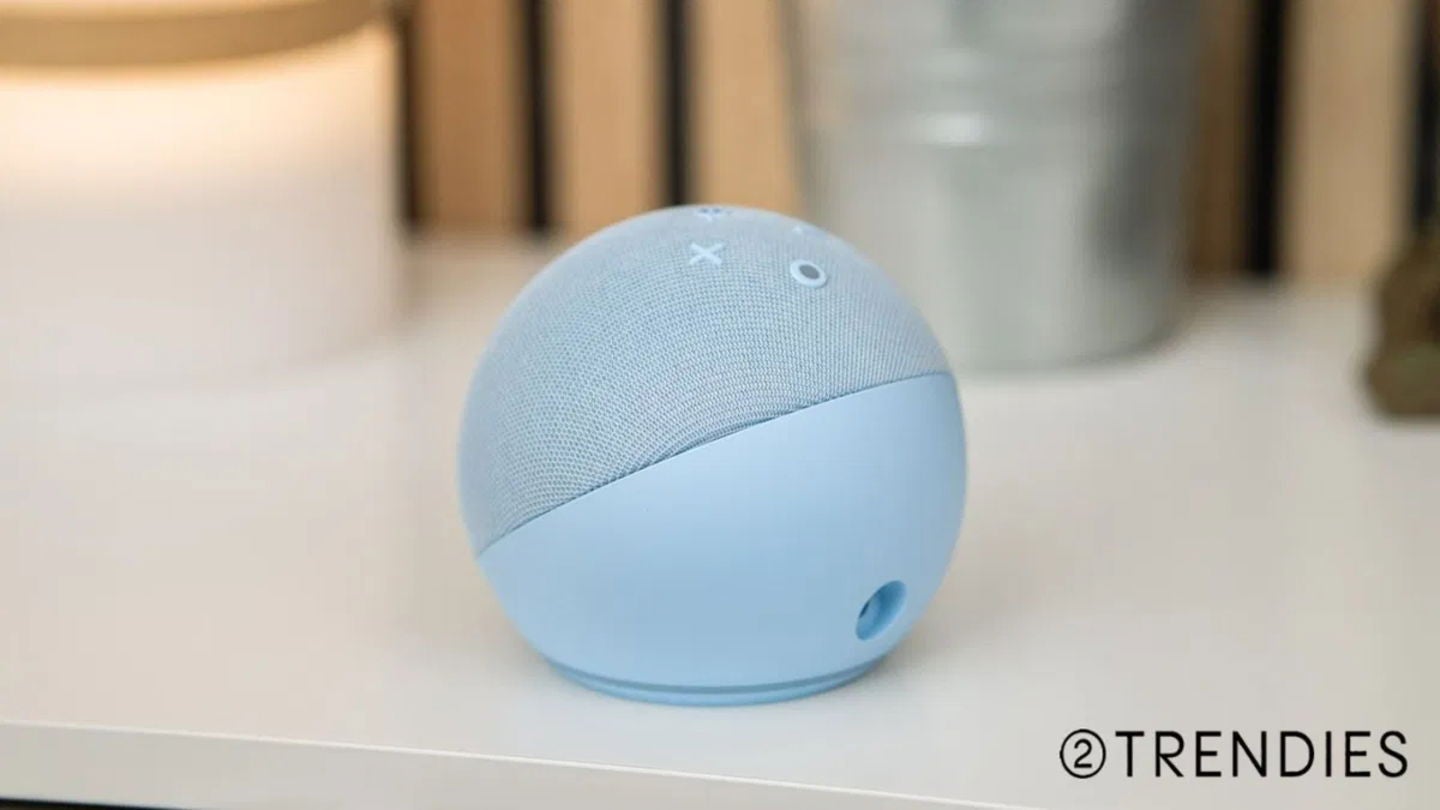 Echo Dot 5 en color azul celeste, un asistente compacto que acompaña los momentos de calma en casa | Fotografía: Elisa Piñón
