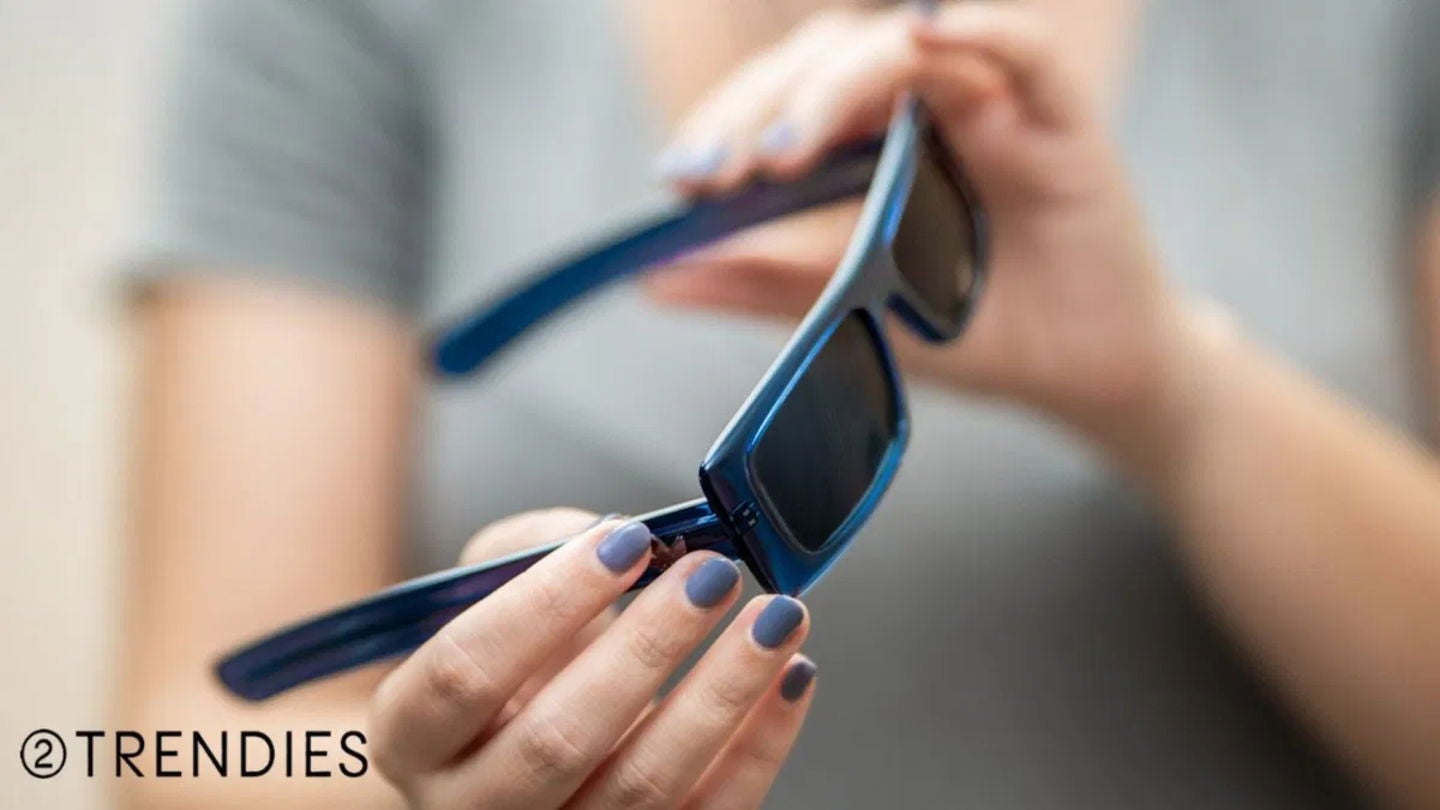 Gafas de sol adidas Originals en azul translúcido, con montura rectangular | Fotografía: Elisa Piñón