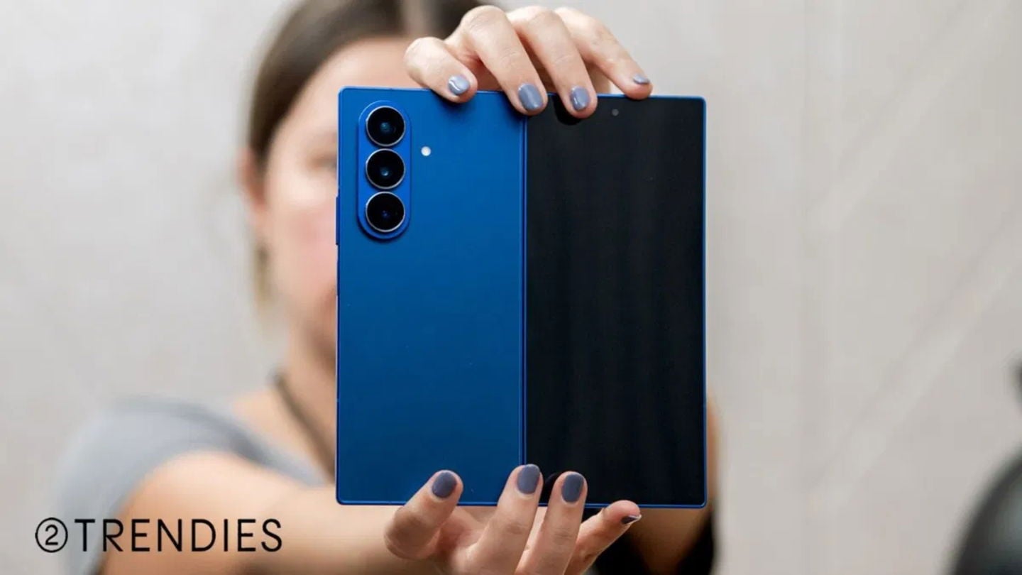 Galaxy Z Fold 7 en azul, el formato plegable de Samsung que combina diseño y funcionalidad | Fotografía: Elisa Piñón