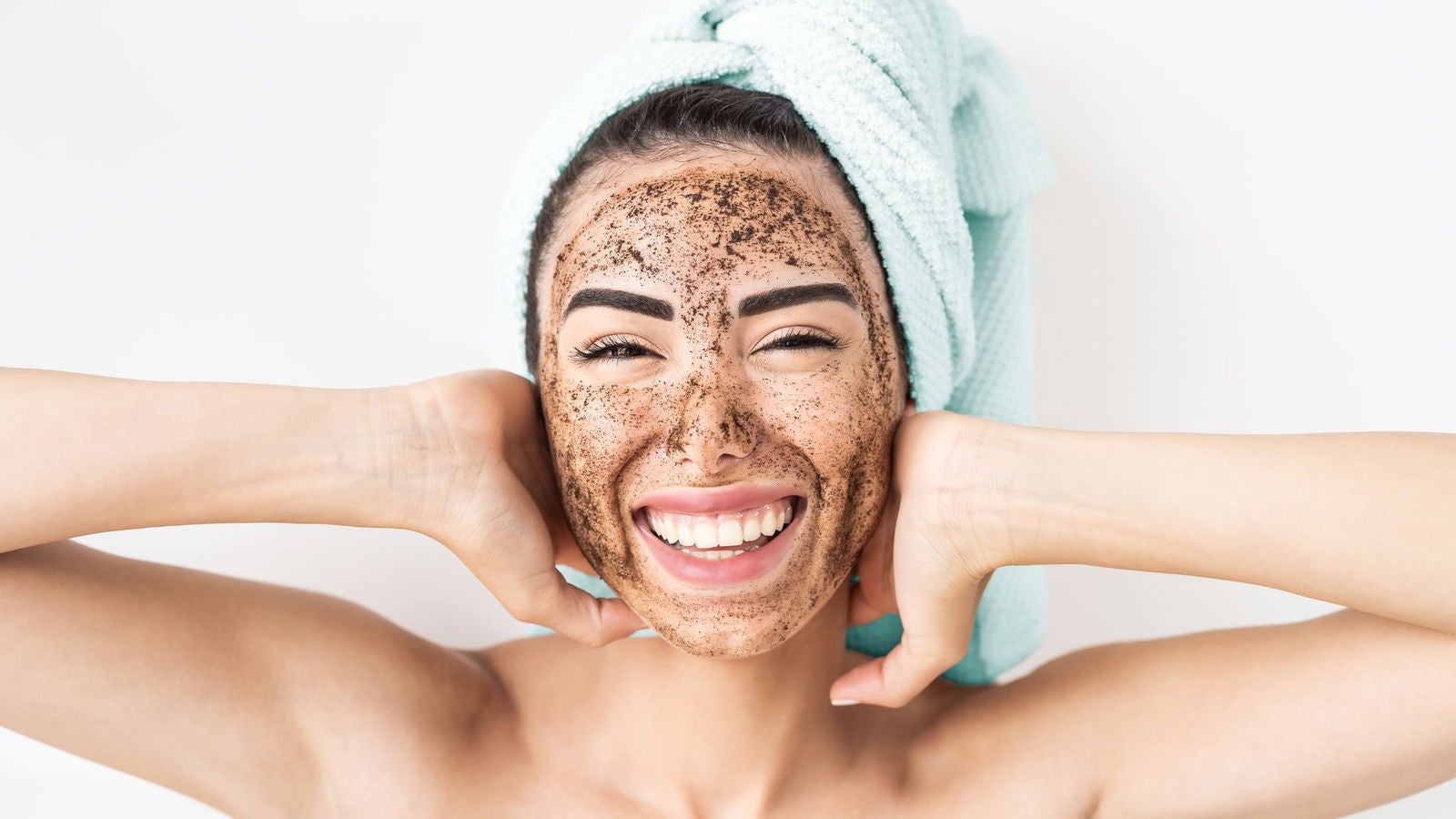 Mujer con mascarilla exfoliante