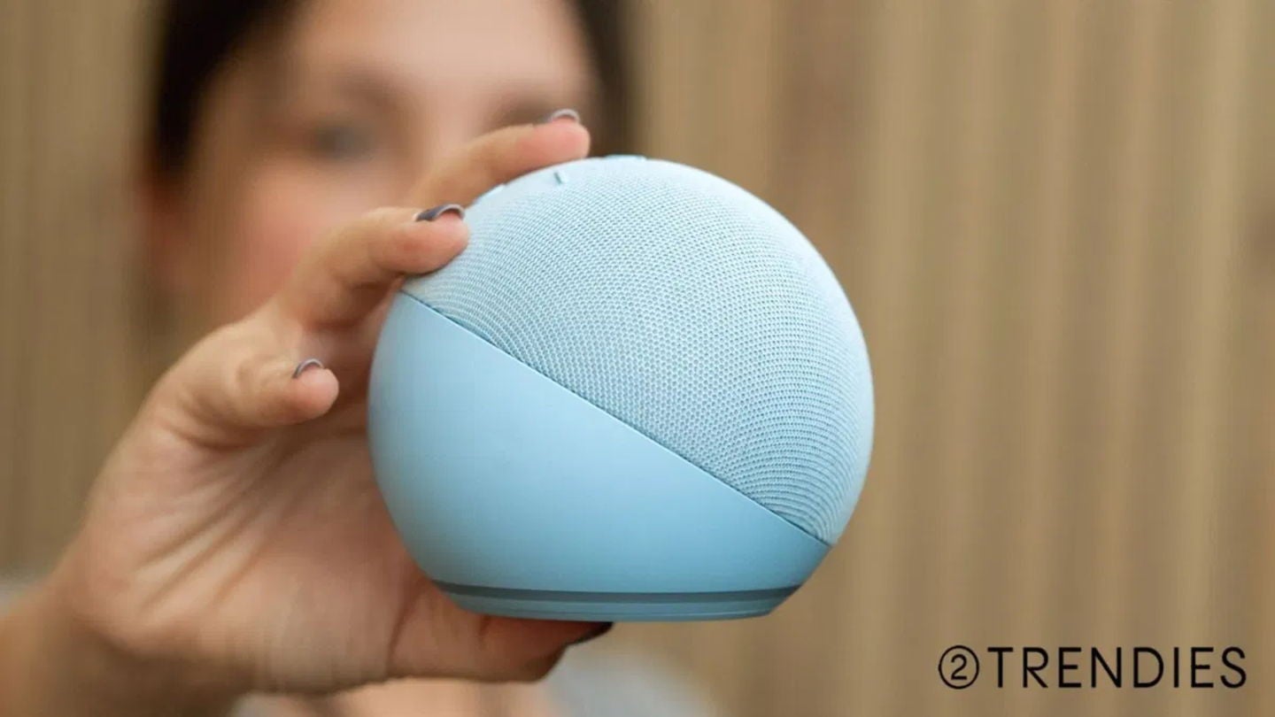El Echo Dot 5 es un dispositivo compacto fácil de incorporar en cualquier habitación | Fotografía por Elisa Piñón
