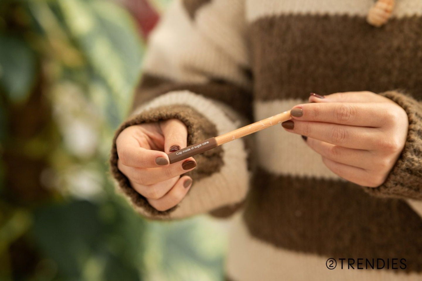 Un lápiz vegano con un detalle especial: cuando se termina, puedes plantarlo para que brote una flor | Fotografía: Elisa Piñón