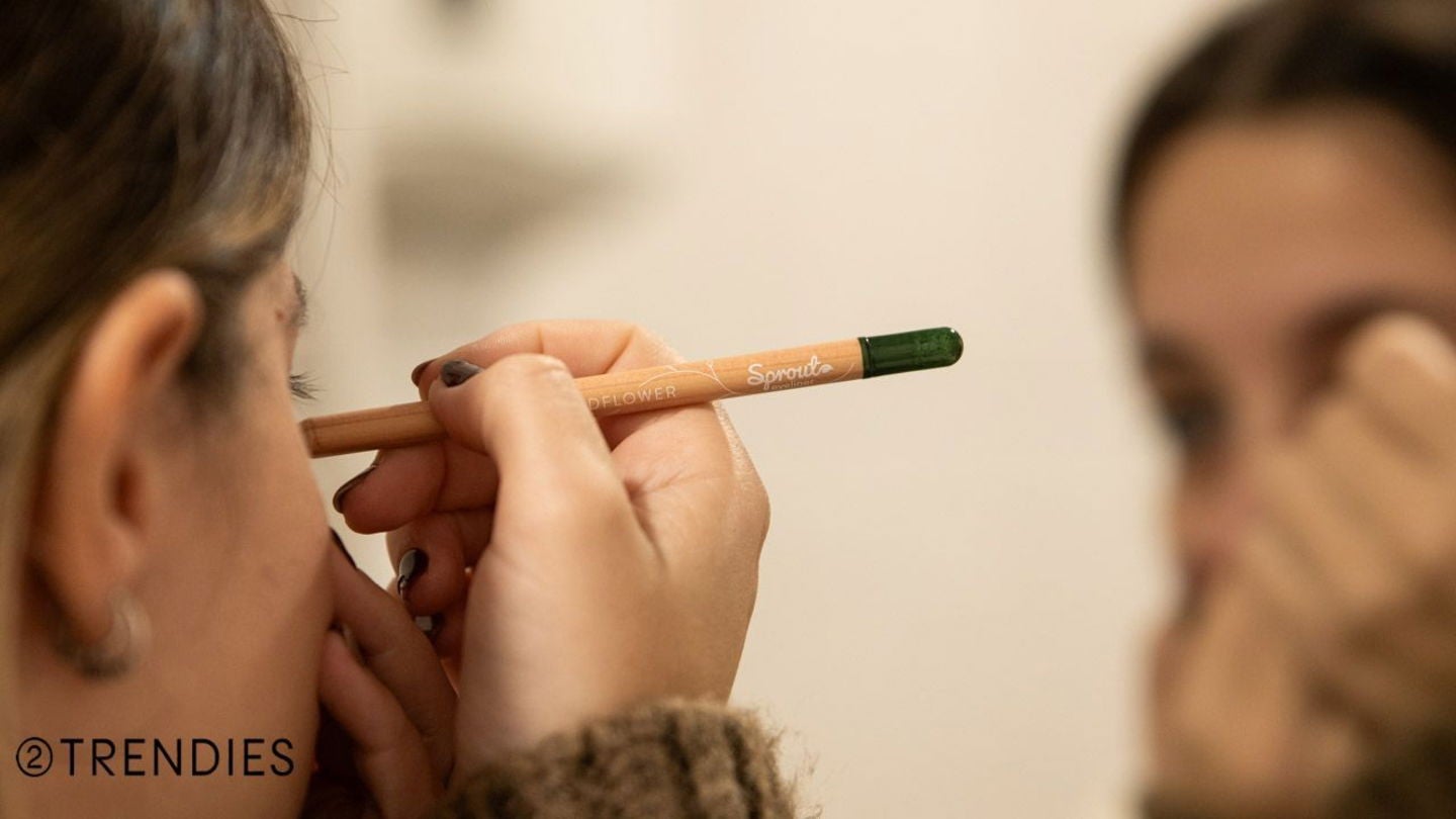 El lápiz Brown Browliner de Sproutworld, un marrón suave que encaja muy bien en un maquillaje cálido | Fotografía: Elisa Piñón