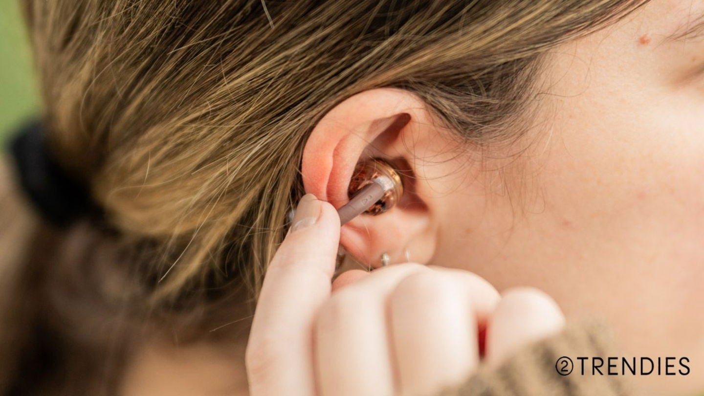 Auriculares JBL Soundgear Clip, un extra práctico para esos días en los que vas de un sitio a otro. | Fotografía: Elisa Piñón