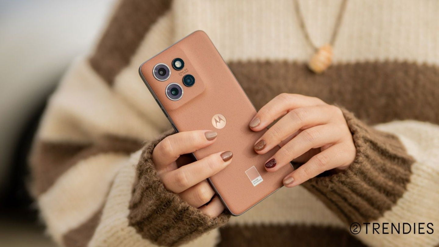 El Motorola Edge 50 Neo en acabado Mocha Mousse, una opción práctica y estética para el día a día | Fotografía: Elisa Piñón