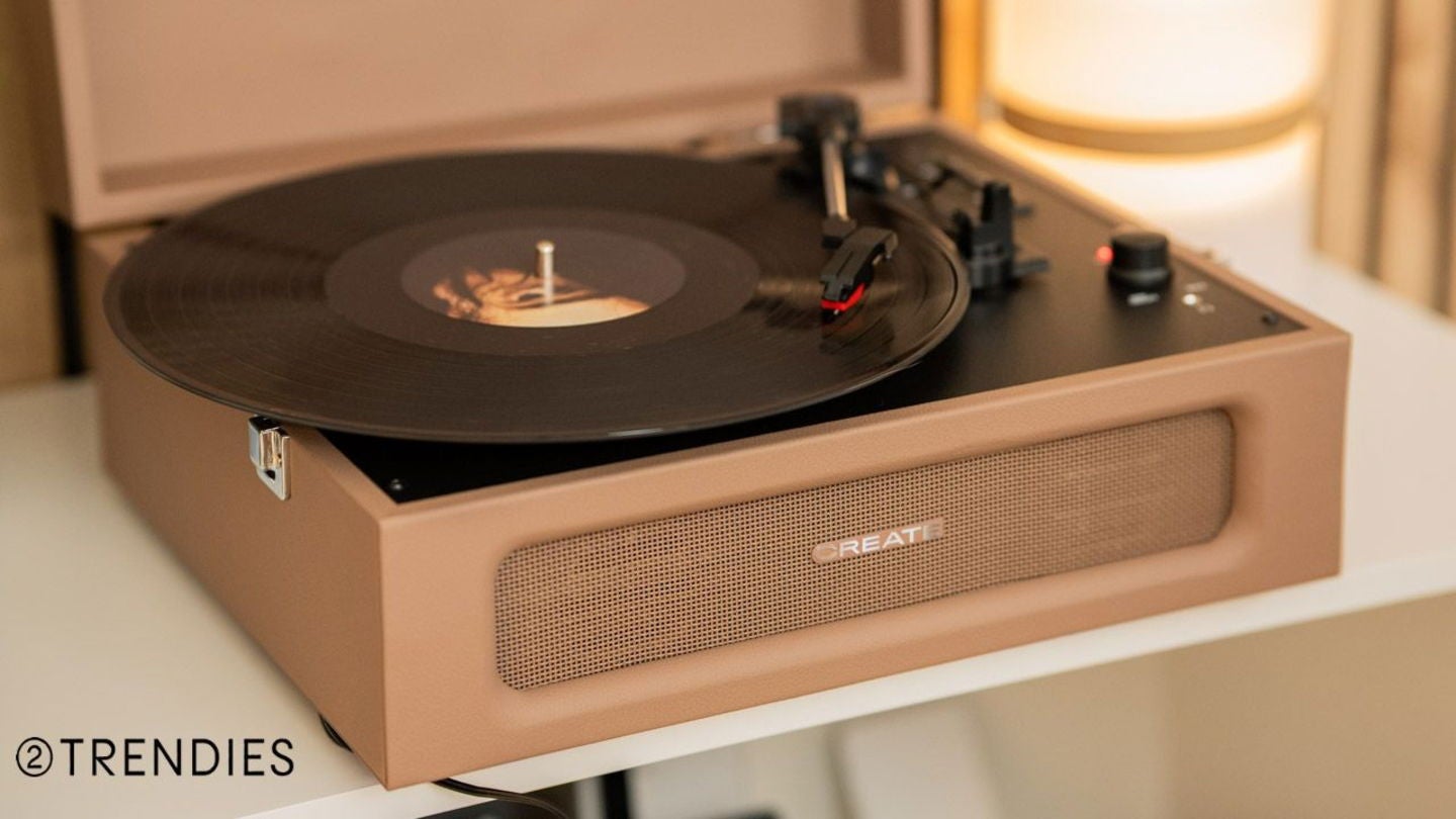 El RECORD PLAYER RETRO de Create, perfecto para acompañar con música un día tranquilo en casa | Fotografía: Elisa Piñón