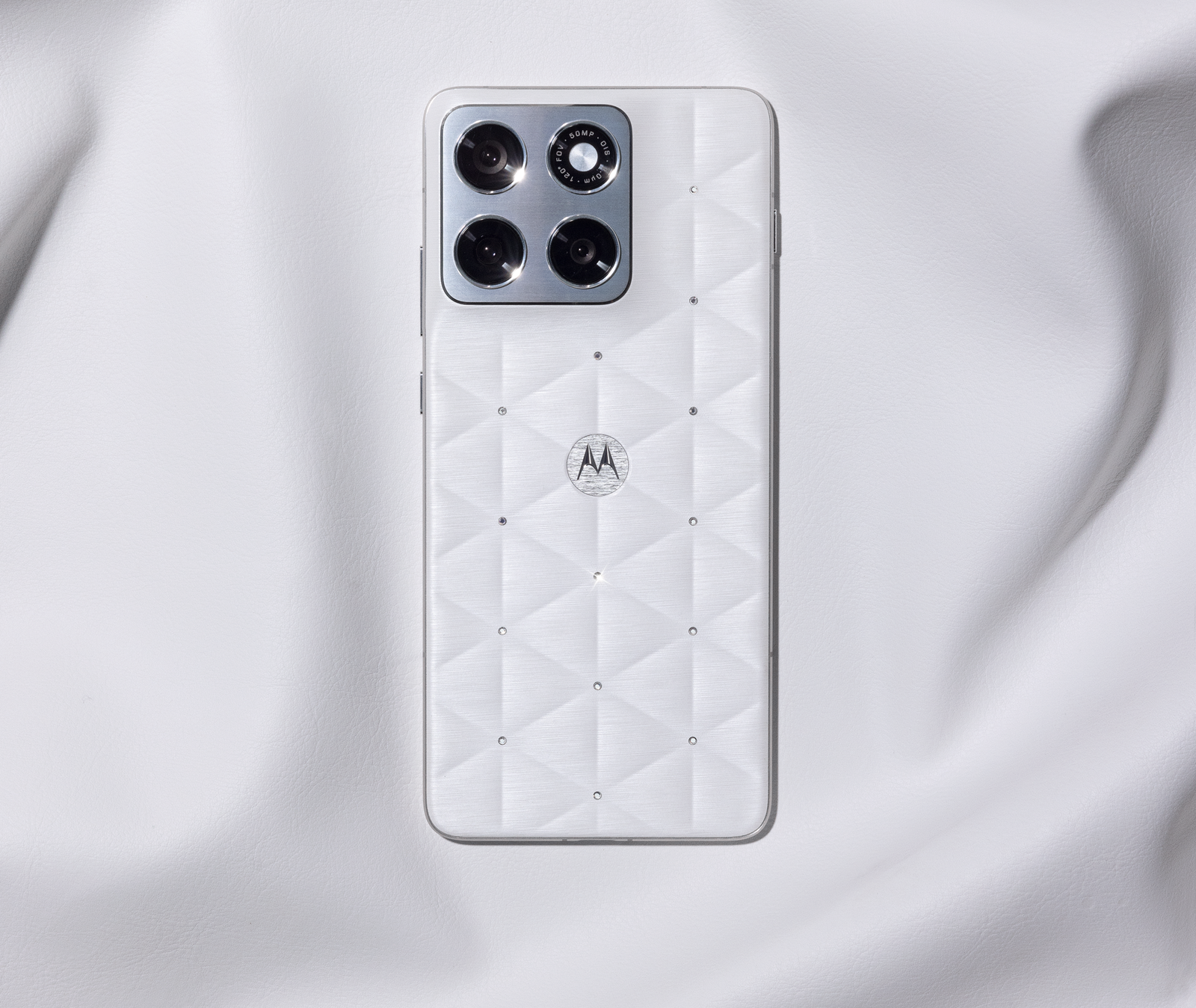 motorola edge 70 en el tono Cloud Dancer (Pantone Color of the Year 2026) con cristales de Swarovski