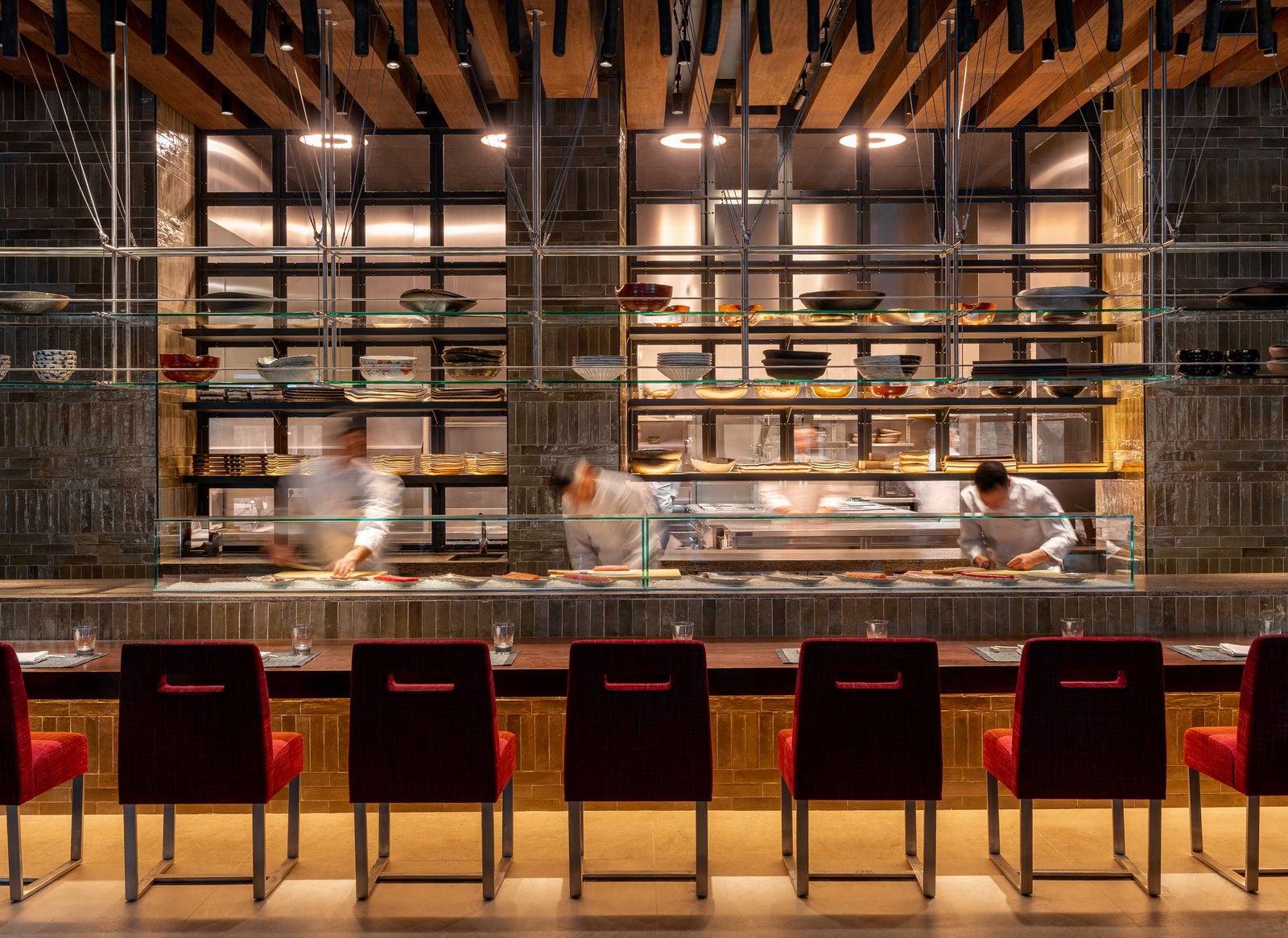 La barra de Zuma permite ver de cerca el trabajo en cocina y marca el ritmo de una experiencia centrada en el producto y el detalle.