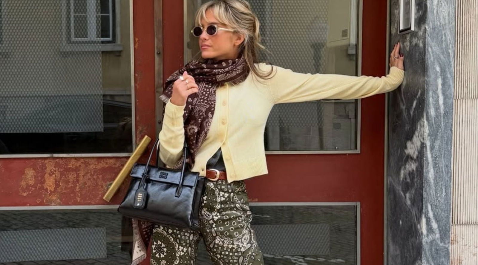 Enroscada al cuello, la bandana aporta abrigo y suma un estampado más al conjunto | @caetanaba