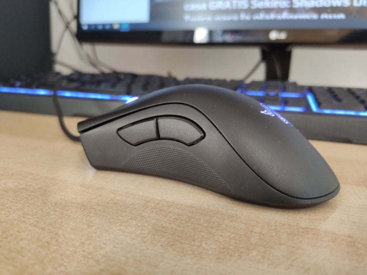 Razer DeathAdder V2 tiene dos botones en el lateral izquierdo