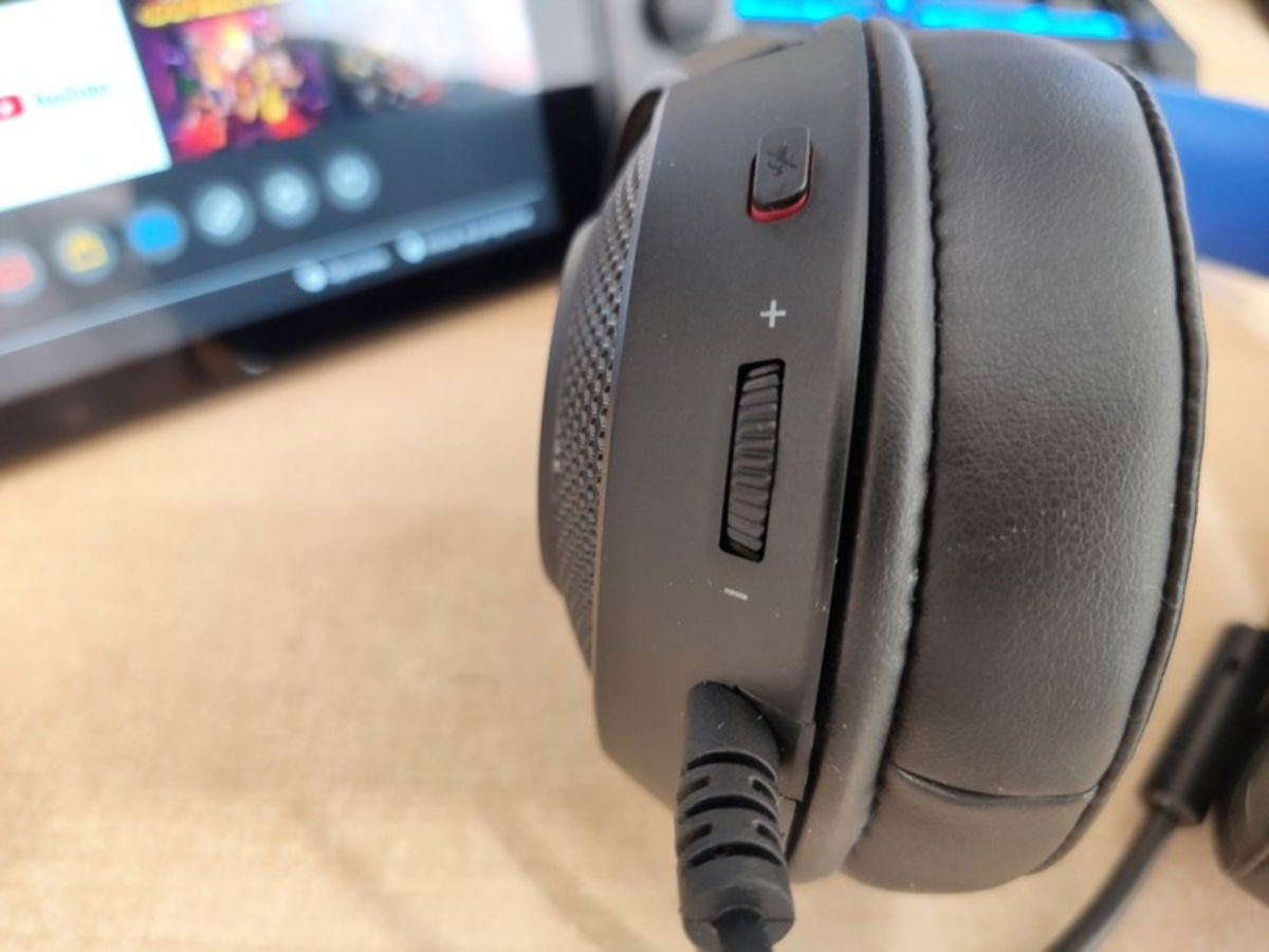 El control de volumen está en el auricular izquierdo