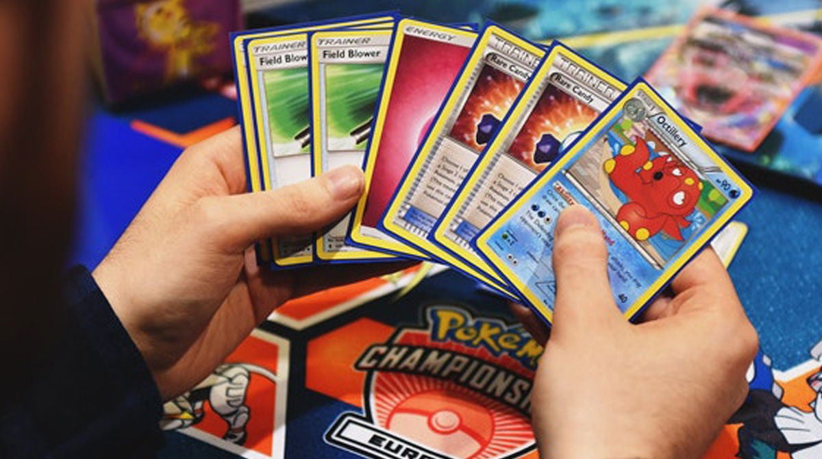 Joven muestra su baraja de cartas Pokémon.