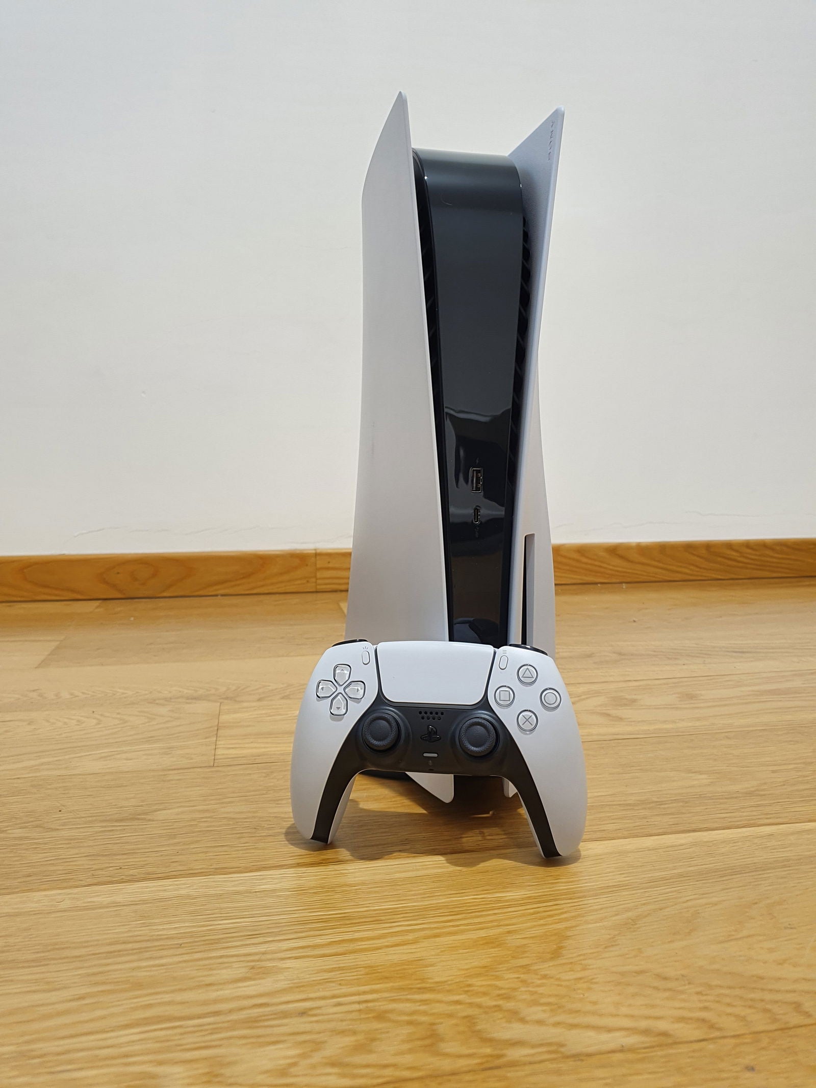 PS5 es una consola grande, pero también muy estilizada