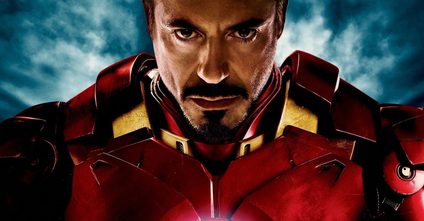 Tony Stark se convierte en Iron Man.