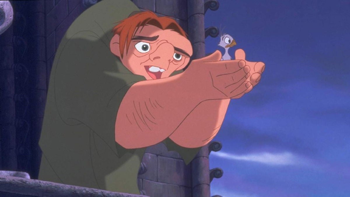 El Jorobado de Notre Dame se le llamó Quasimodo que significa deforme.
