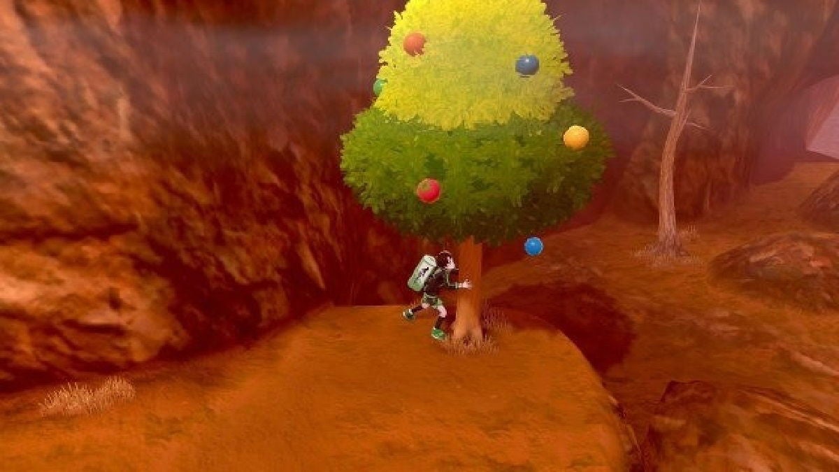 En Pokémon Espada y Escudo se pueden recoger las bayas de los árboles.