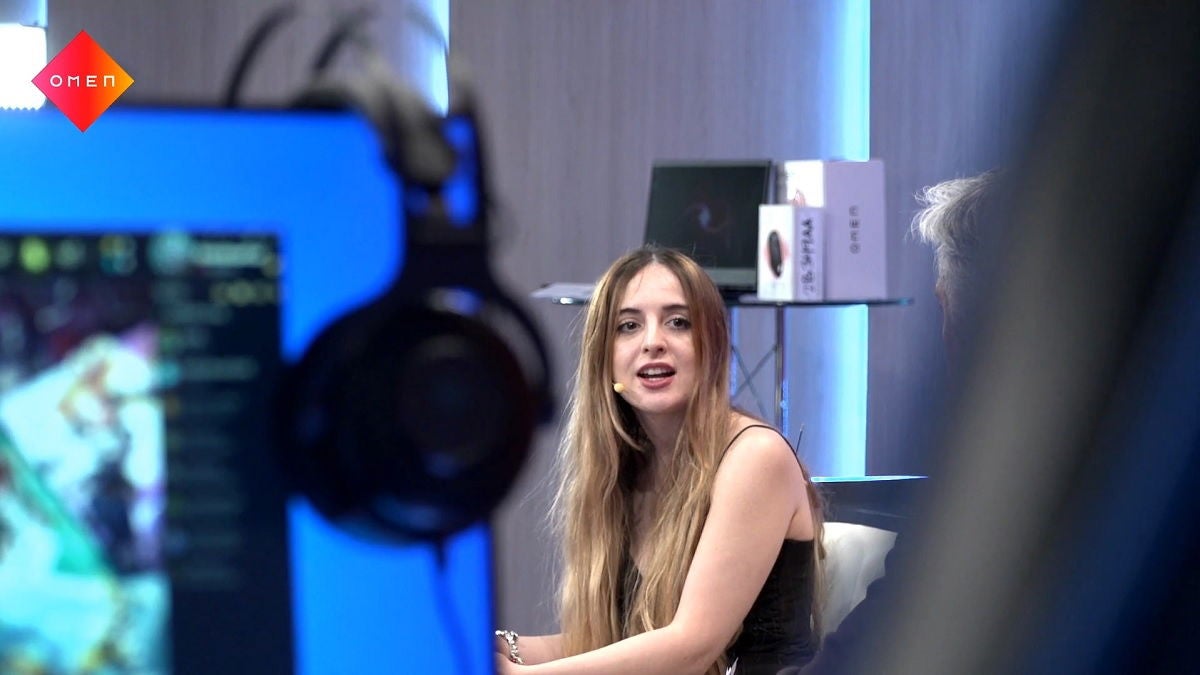 Mayichi en la mesa redonda del concurso de GDD-OMEN.